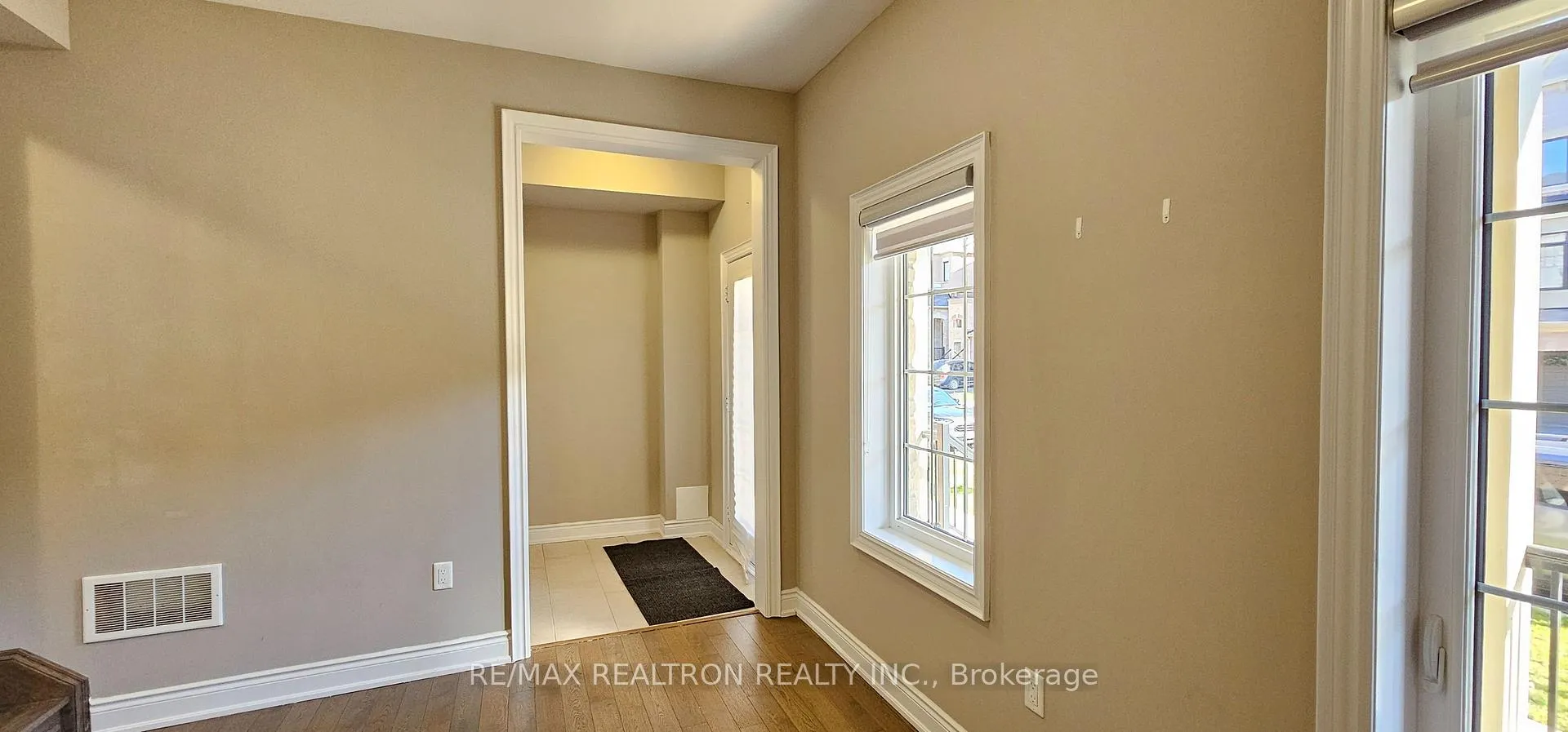 Photo 5 of 12 Isabella Peach Drive, Markham, Victoria Square — HOMEH