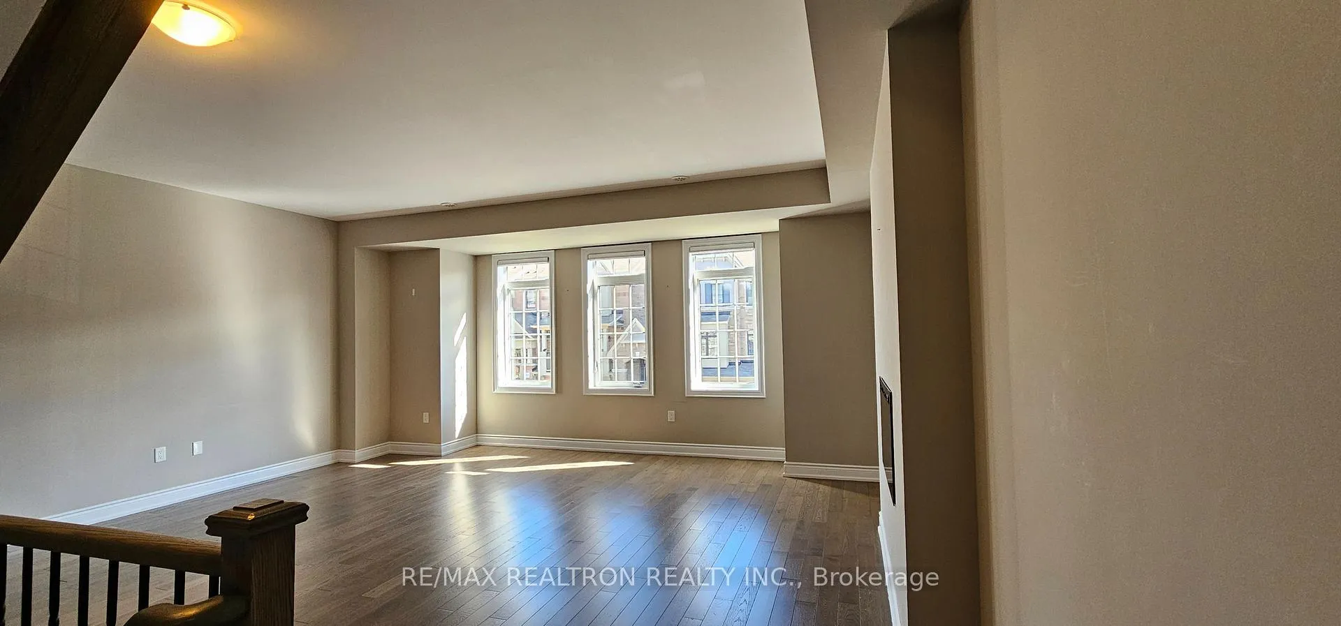 Photo 11 of 12 Isabella Peach Drive, Markham, Victoria Square — HOMEH