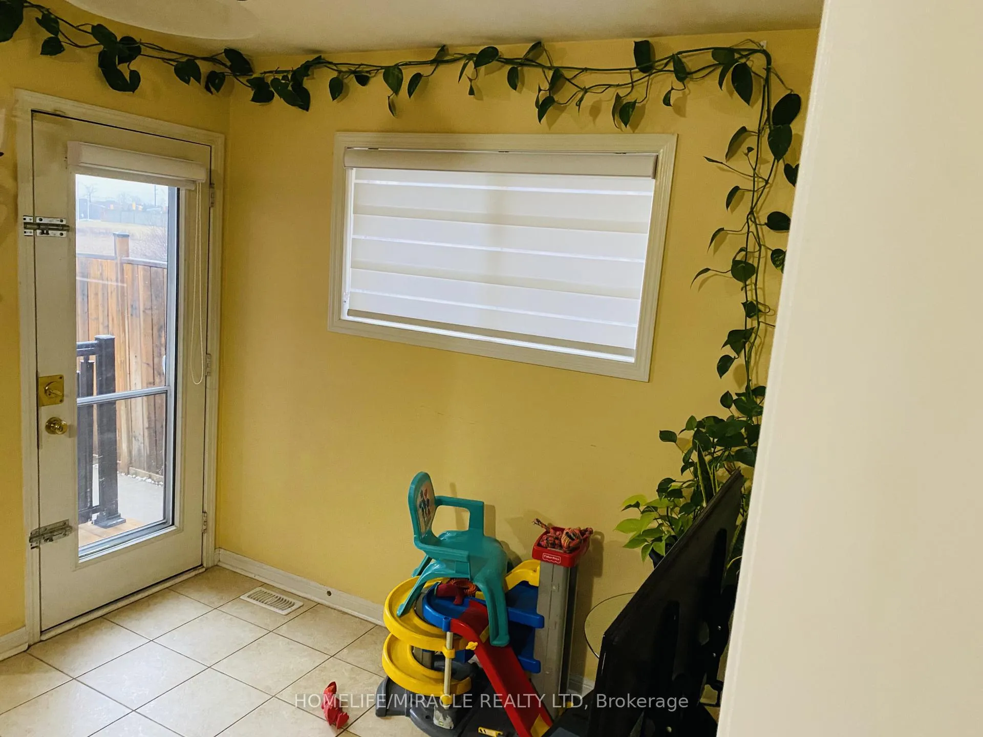 Photo 5 of 72 Coachlight Crescent, Brampton, Vales of Castlemore — HOMEH