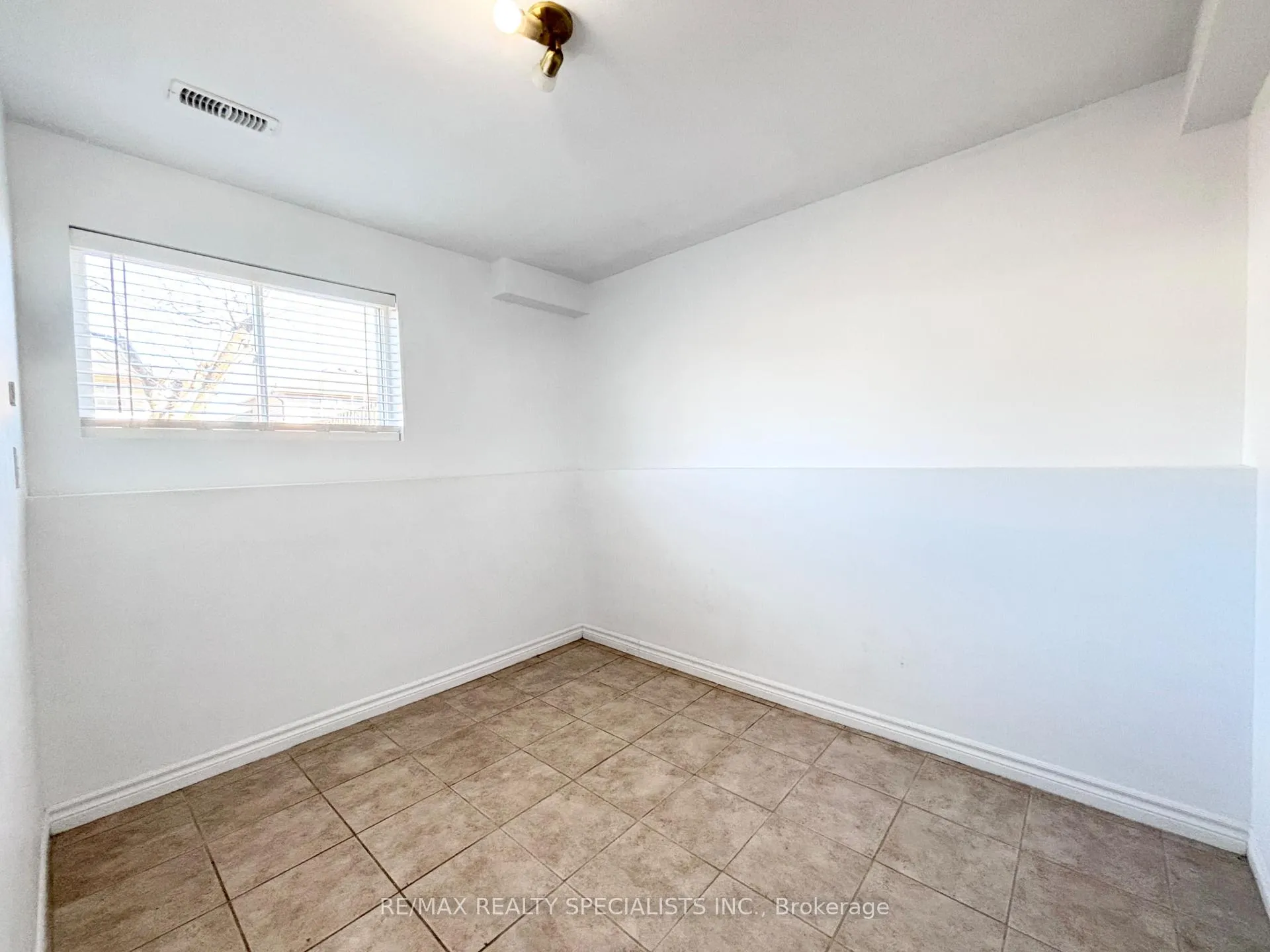 Photo 23 of 2488 Gatwick Avenue, Windsor — HOMEH