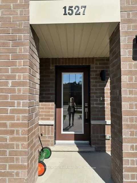 Photo 3 of 1527 Green Road, Clarington, Bowmanville — HOMEH