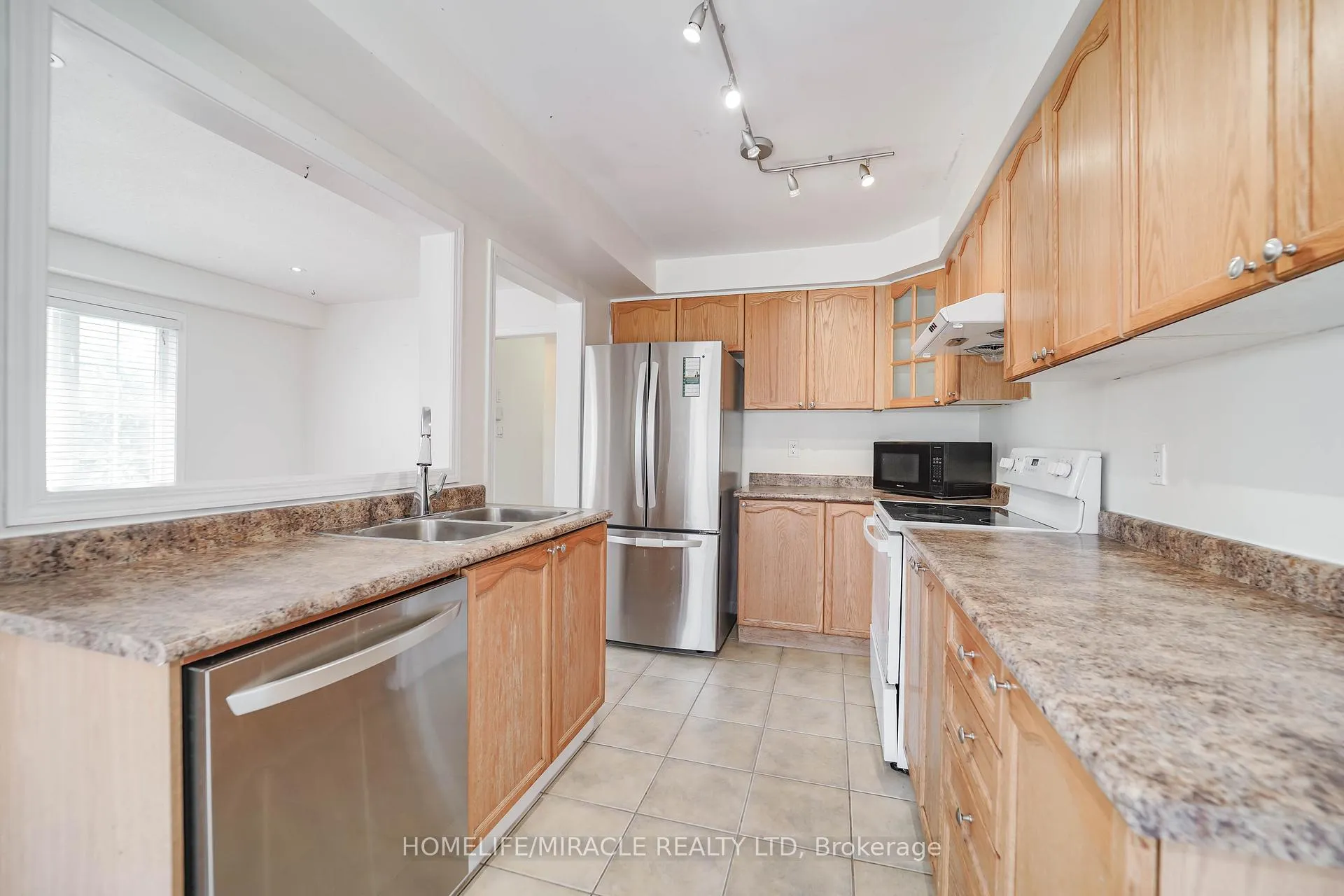 Photo 2 of 95 Kirkland Place, Whitby, Williamsburg — HOMEH