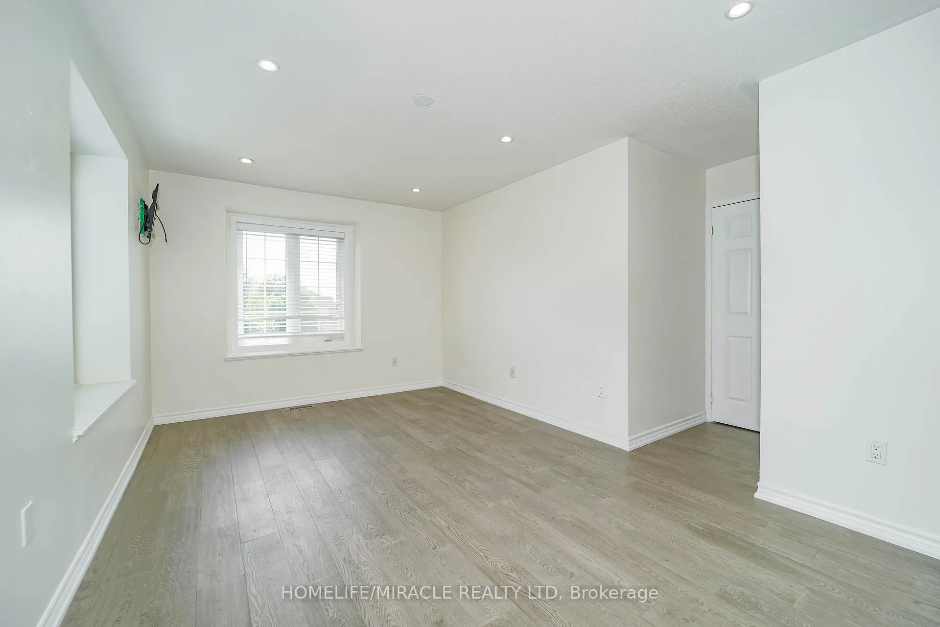 Photo 3 of 95 Kirkland Place, Whitby, Williamsburg — HOMEH