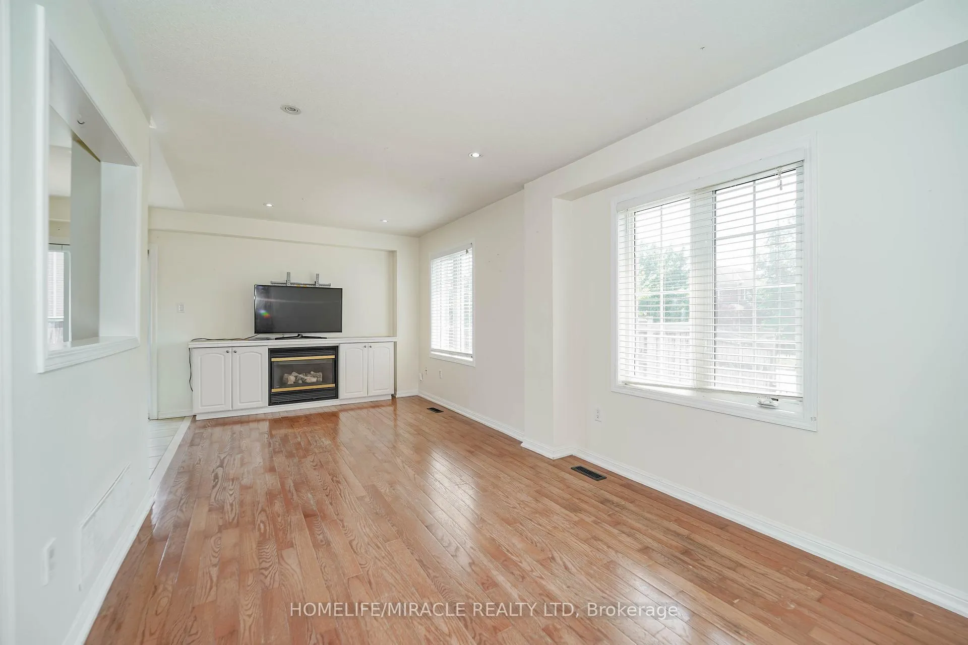 Photo 4 of 95 Kirkland Place, Whitby, Williamsburg — HOMEH
