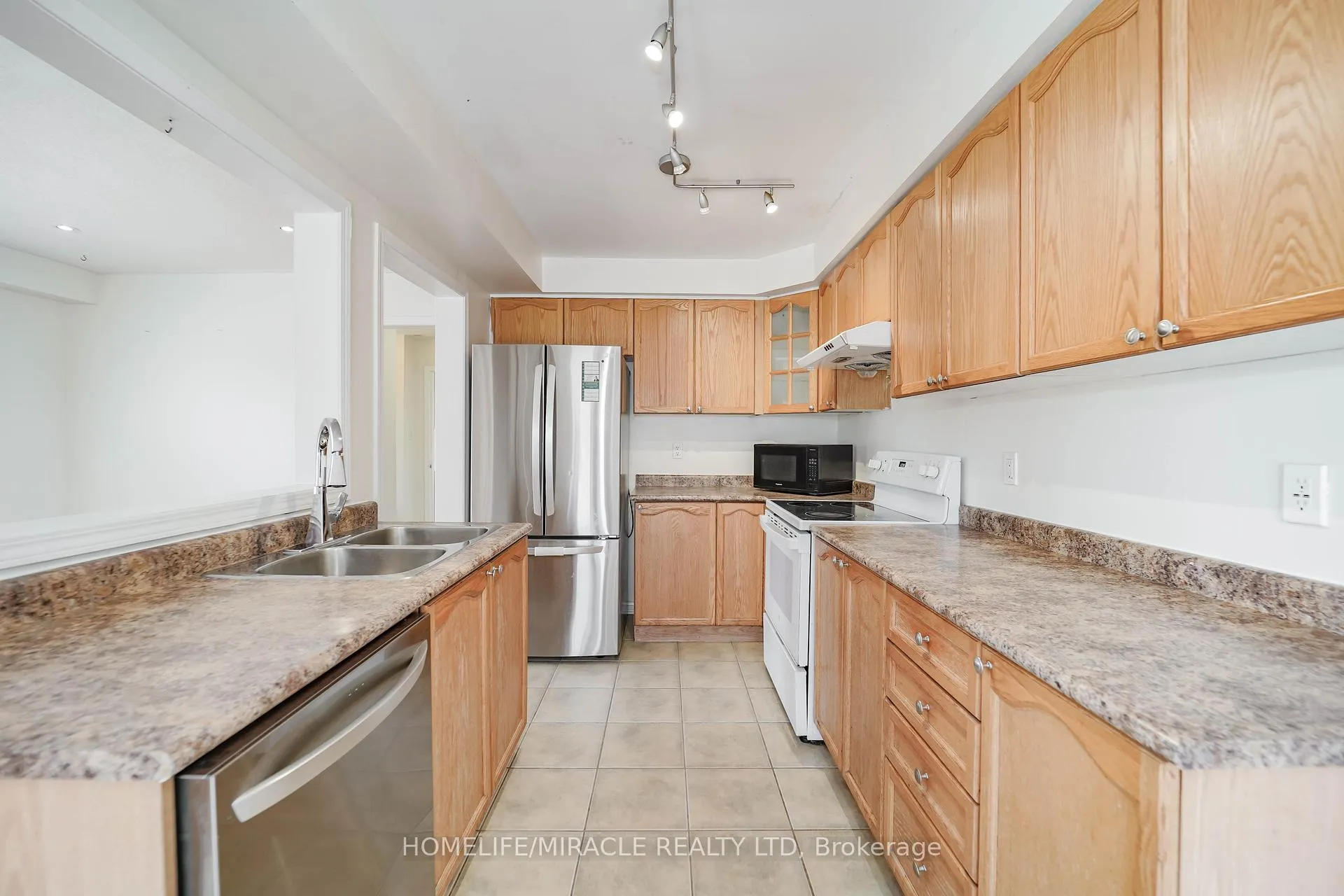 Photo 16 of 95 Kirkland Place, Whitby, Williamsburg — HOMEH