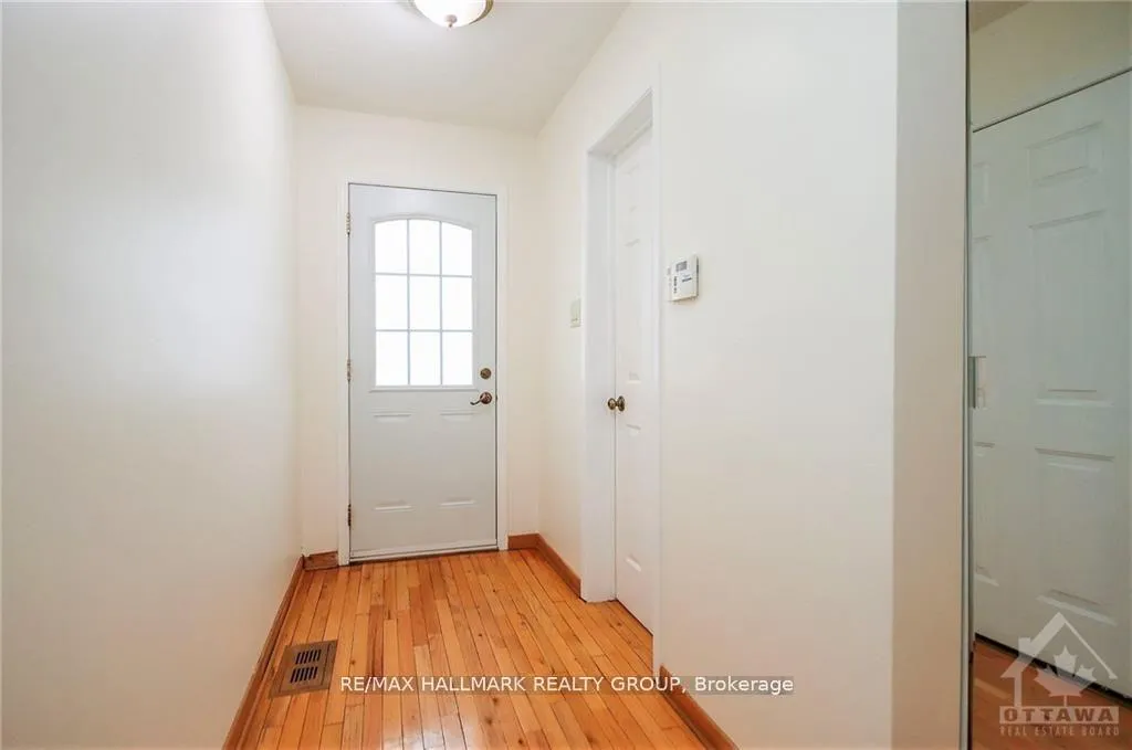Photo 4 of 2088 Orient Park Drive, Ottawa, Blackburn Hamlet (South) — HOMEH