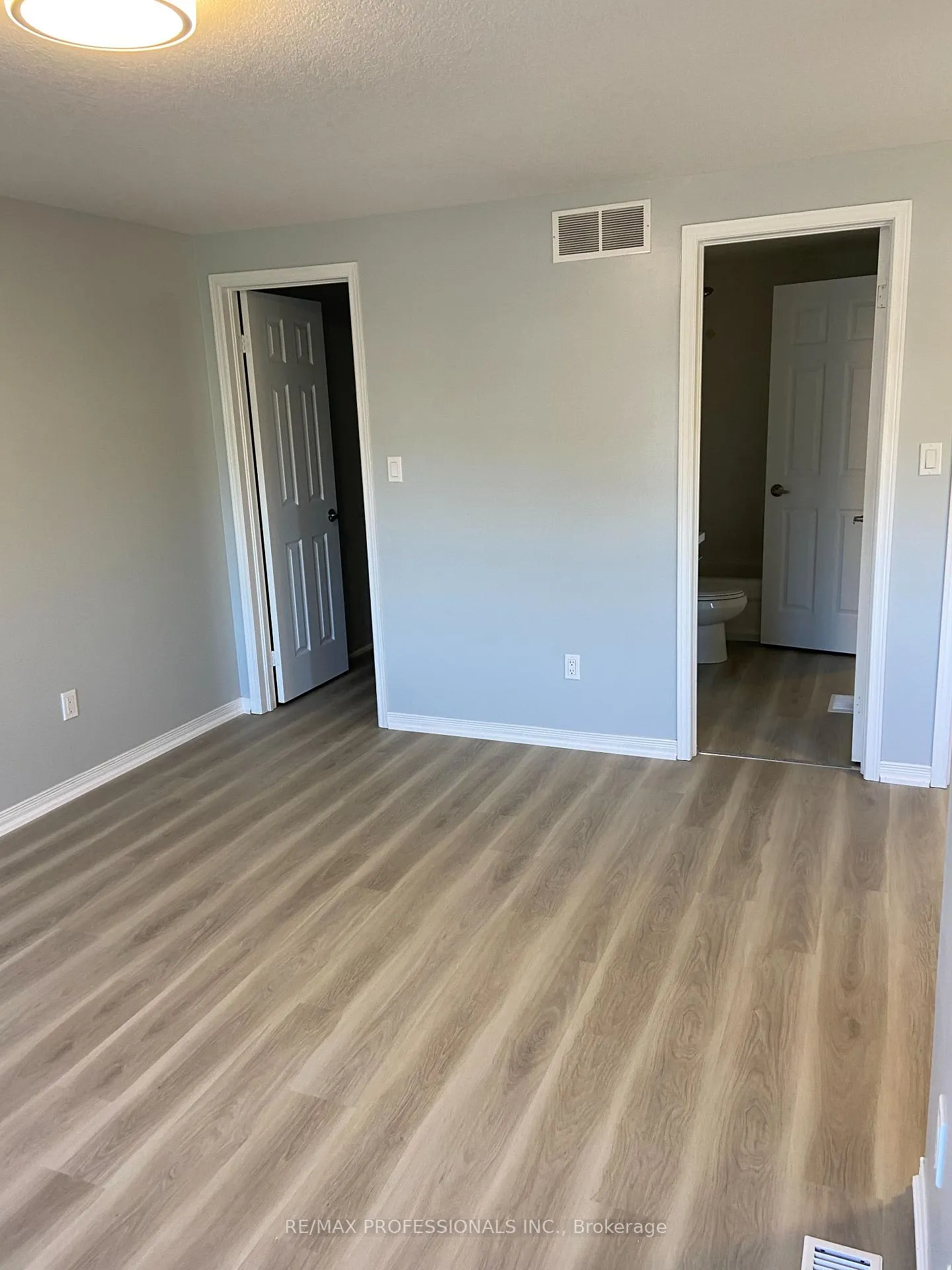 Photo 10 of 718 Activa Avenue, Kitchener, Larentian West — HOMEH