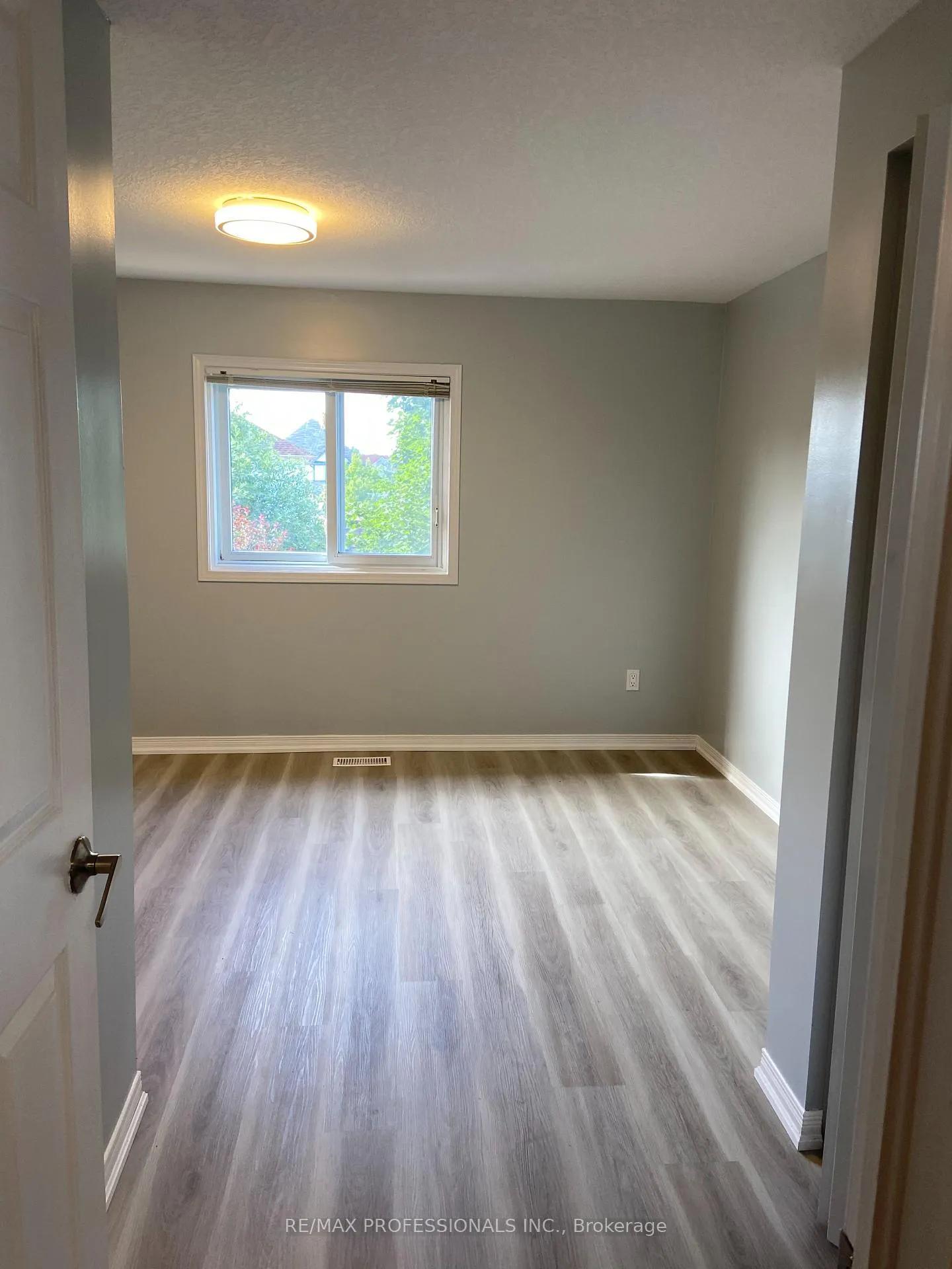 Photo 13 of 718 Activa Avenue, Kitchener, Larentian West — HOMEH