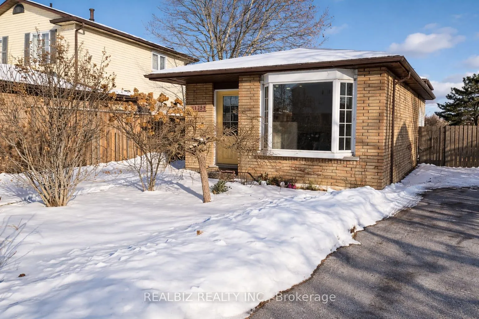 Photo 2 of 175 Napoli Court, Hamilton, Gurnett — HOMEH