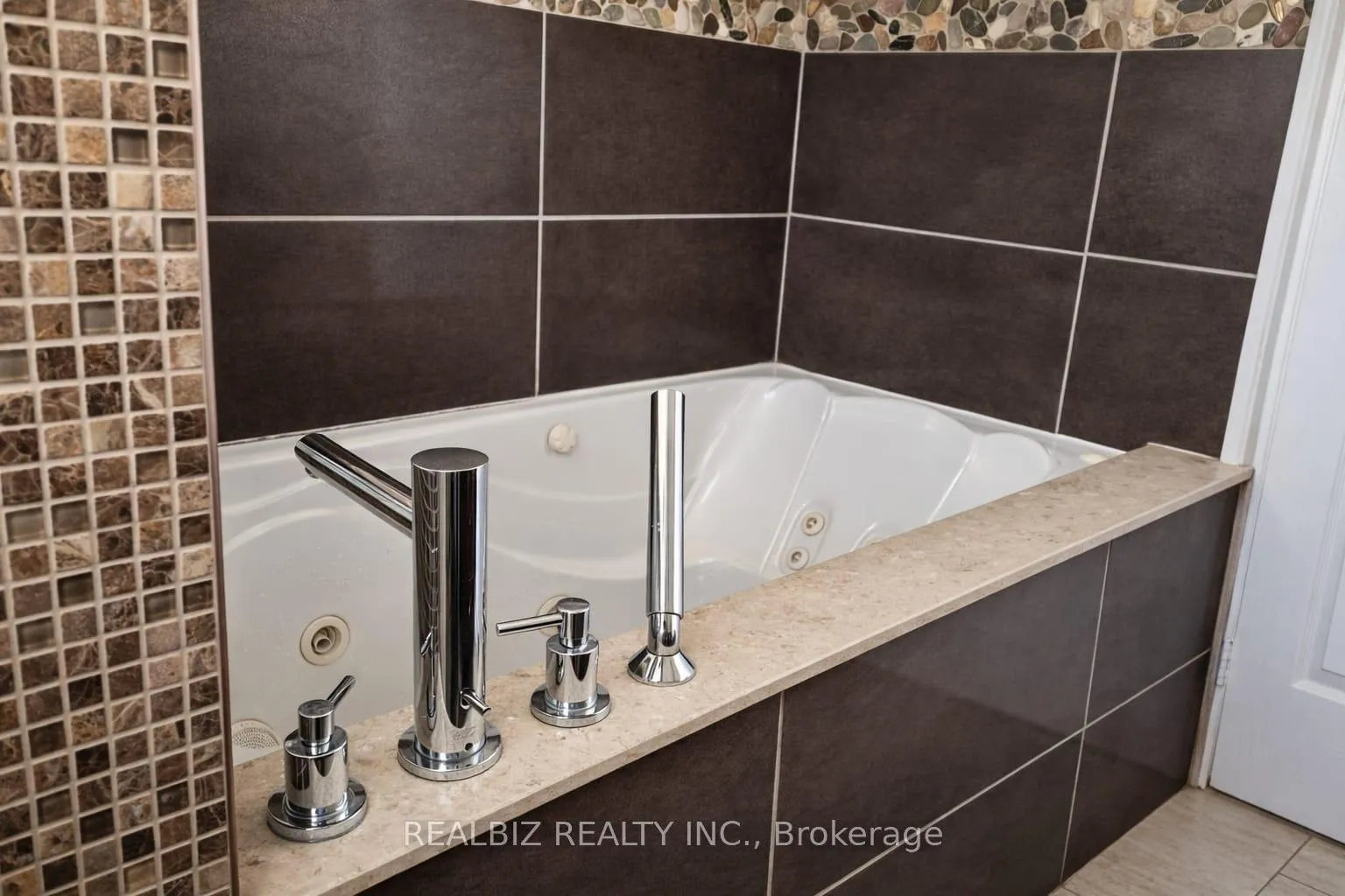 Photo 14 of 175 Napoli Court, Hamilton, Gurnett — HOMEH