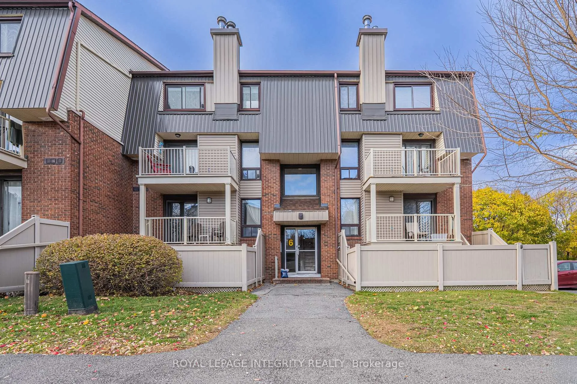Front of Unit 7, 6 Sweetbriar Circle