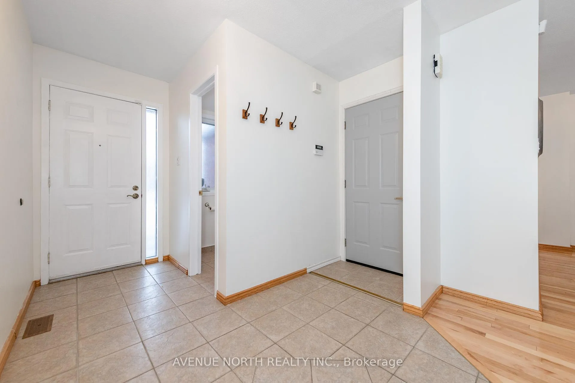 Photo 4 of 128 Midsummer Terrace, Ottawa, Queenswood Heights South — HOMEH