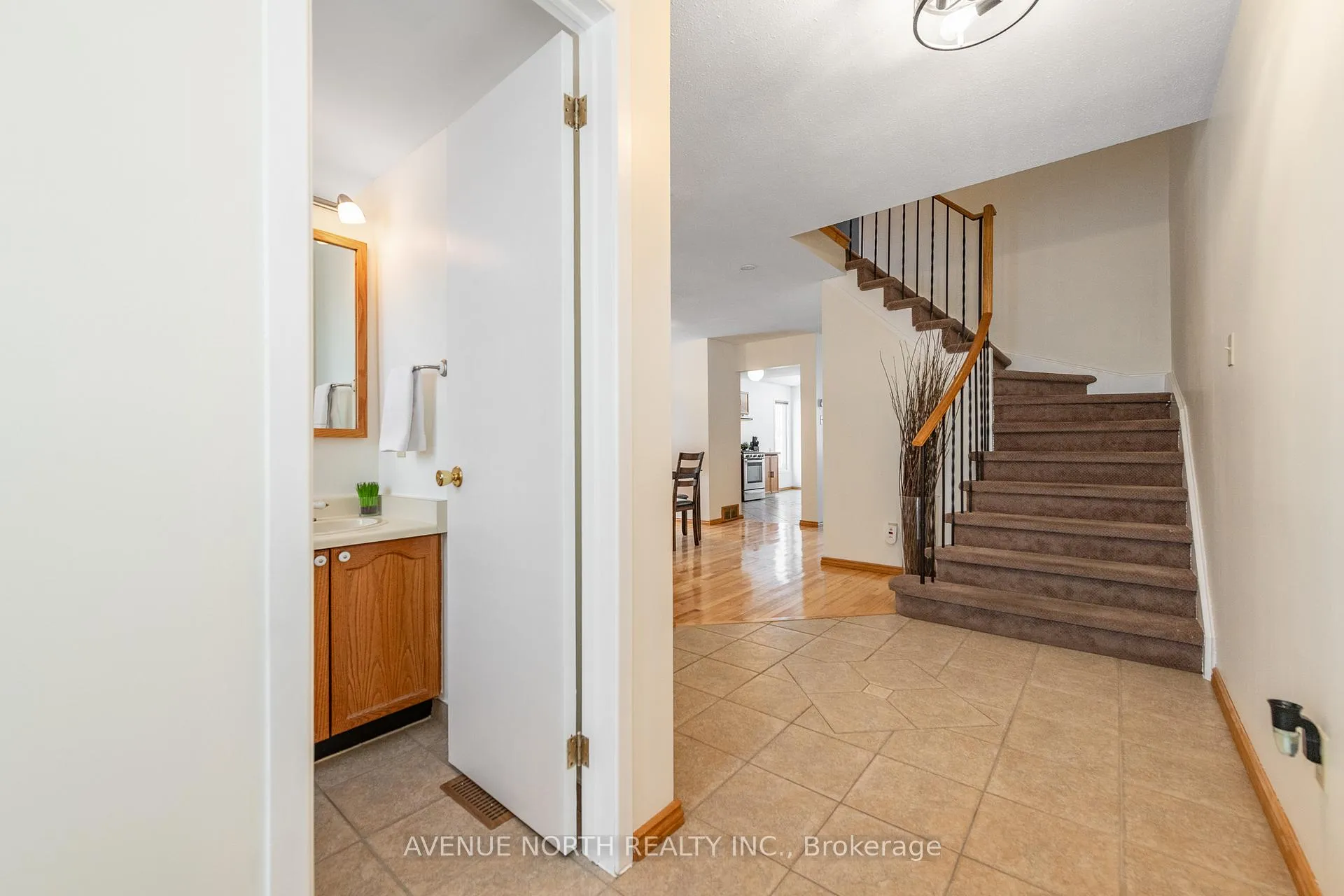 Photo 6 of 128 Midsummer Terrace, Ottawa, Queenswood Heights South — HOMEH