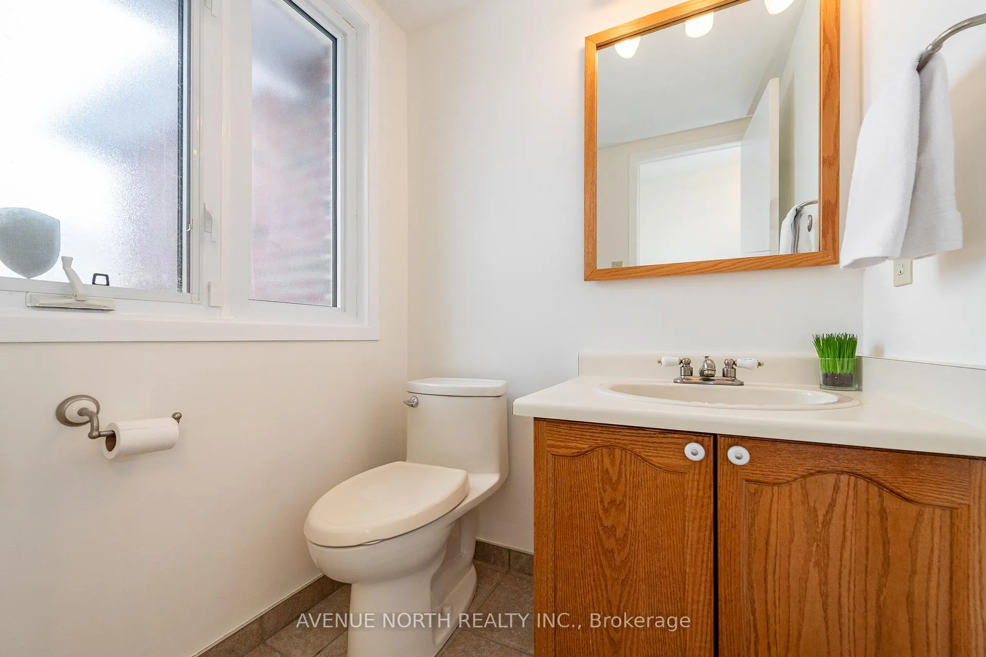 Photo 8 of 128 Midsummer Terrace, Ottawa, Queenswood Heights South — HOMEH