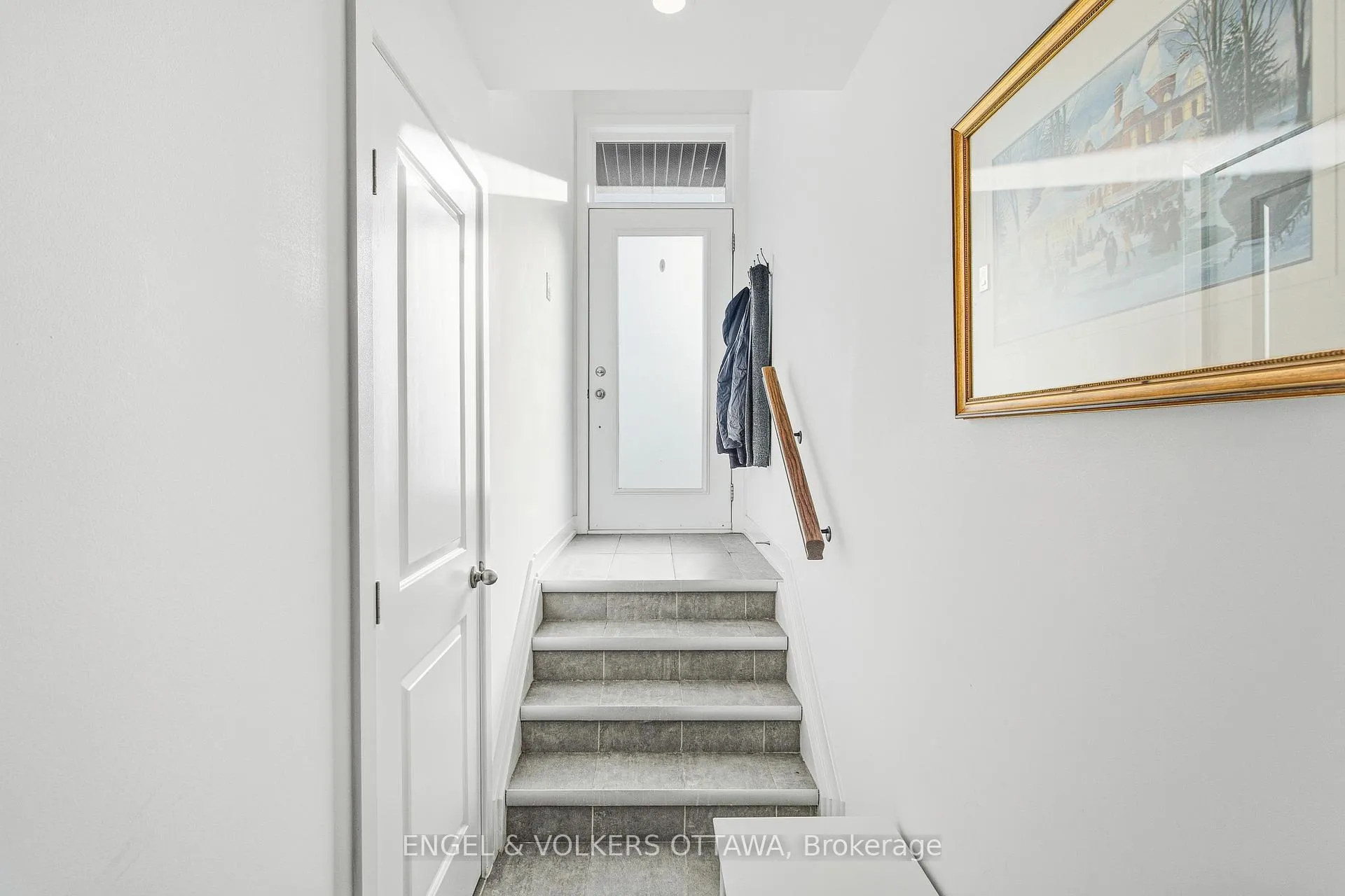 Photo 3 of Unit B, 310 Tulum Crescent, Ottawa, Kanata - Emerald Meadows/Trailwest — HOMEH