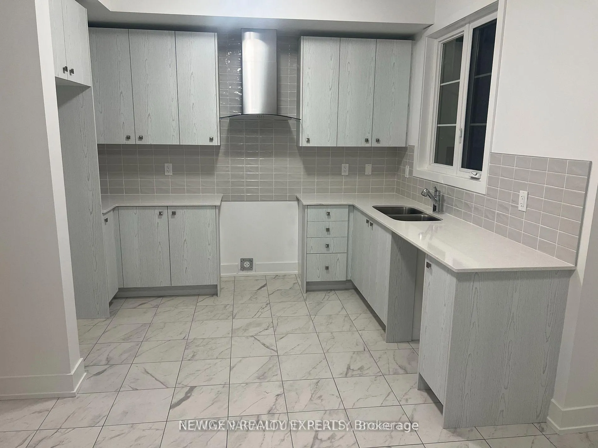 Photo 4 of 54 Waterside Way E, Whitby, Port Whitby — HOMEH