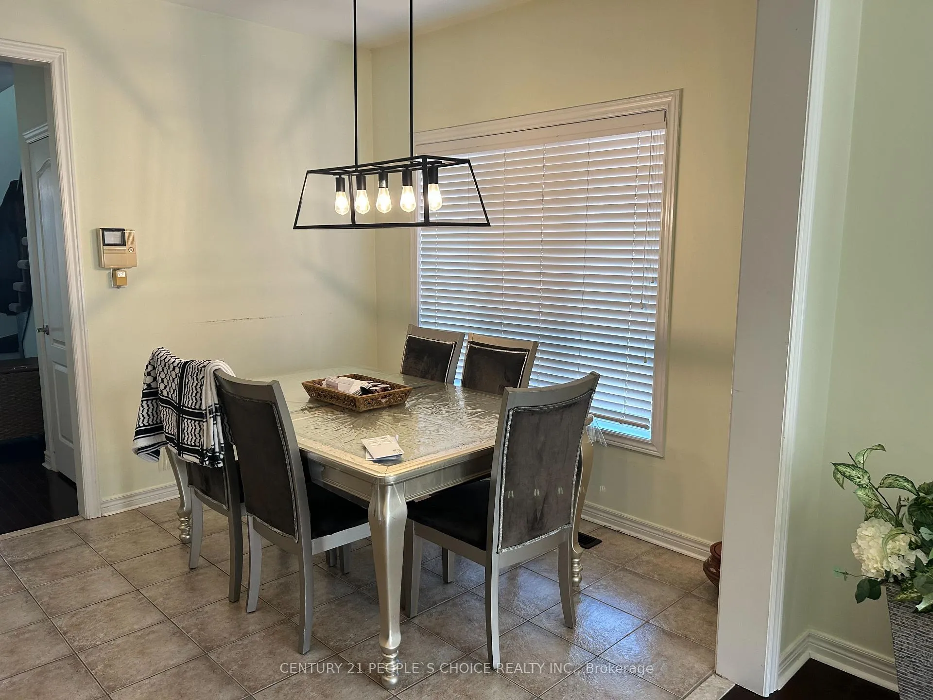 Photo 5 of 95 Eastfield Crescent, Clarington, Courtice — HOMEH