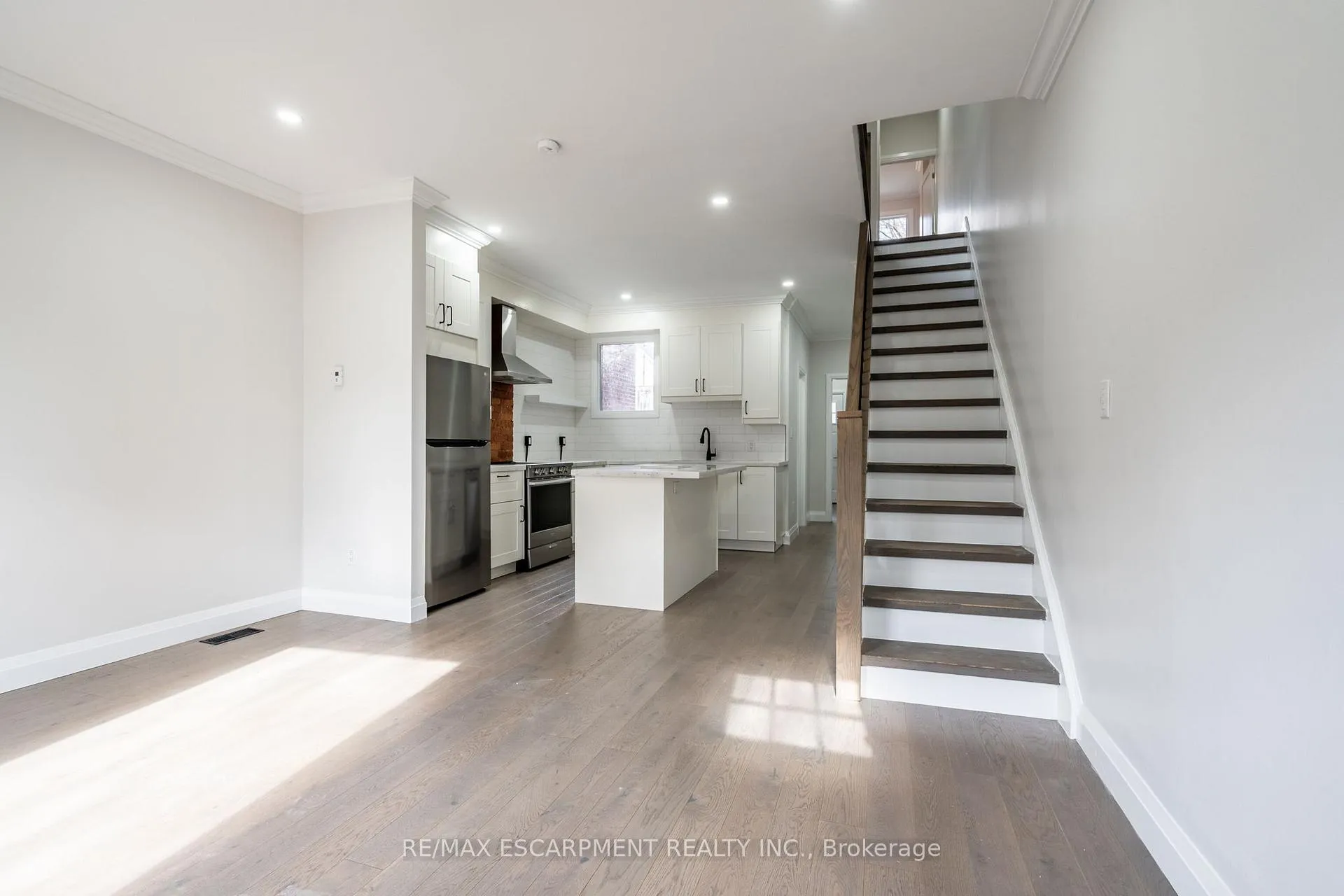 Photo 4 of 57 Madison Avenue, Hamilton, Gibson — HOMEH