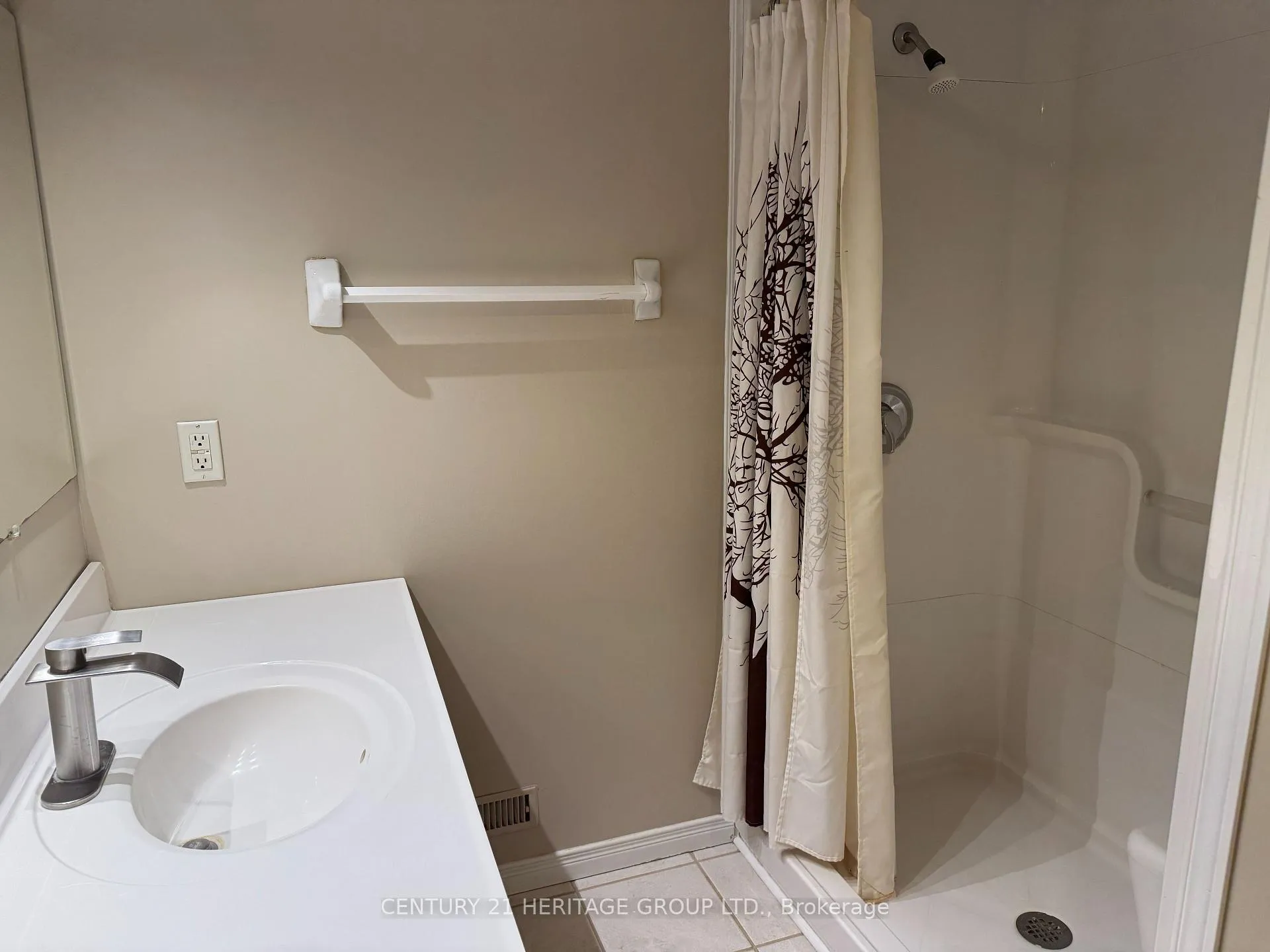 Photo 9 of 52 Downey Circle, Aurora, Bayview Wellington — HOMEH