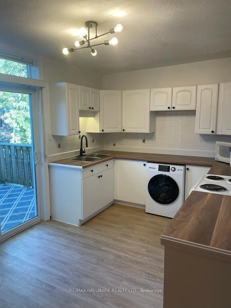 Photo 5 of Unit Upper, 142 Parkmount Road, Toronto, Greenwood-Coxwell — HOMEH