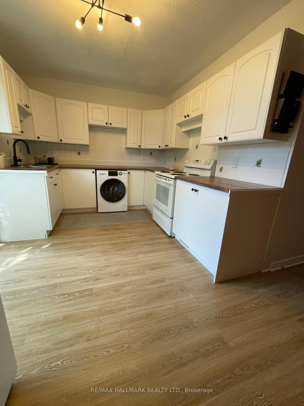 Photo 9 of Unit Upper, 142 Parkmount Road, Toronto, Greenwood-Coxwell — HOMEH