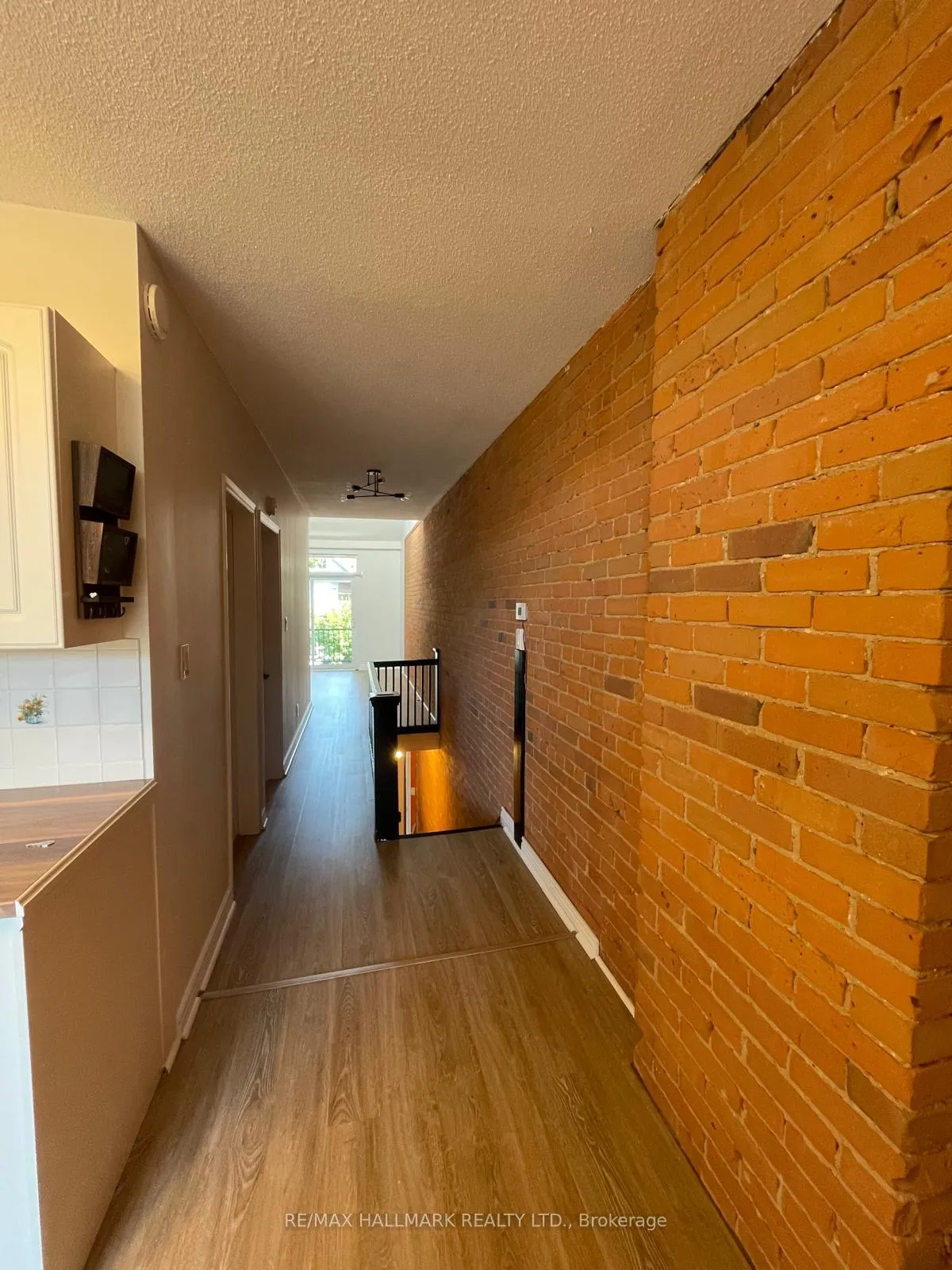 Photo 10 of Unit Upper, 142 Parkmount Road, Toronto, Greenwood-Coxwell — HOMEH
