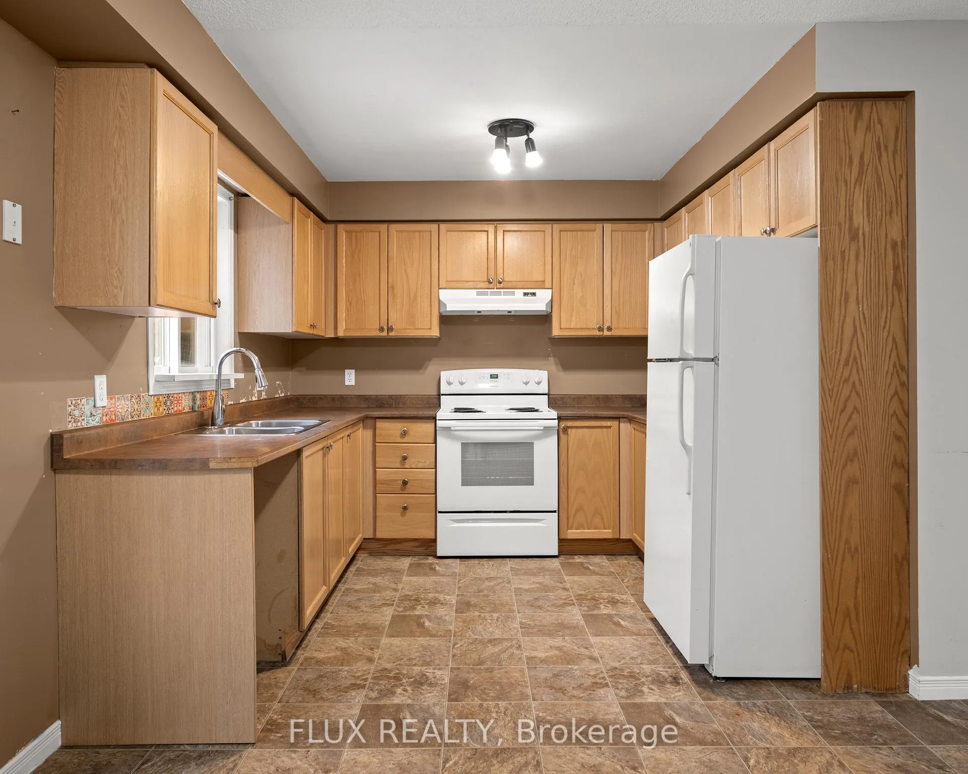 Photo 12 of 600 White Elm Boulevard, Waterloo, Clair Hills — HOMEH