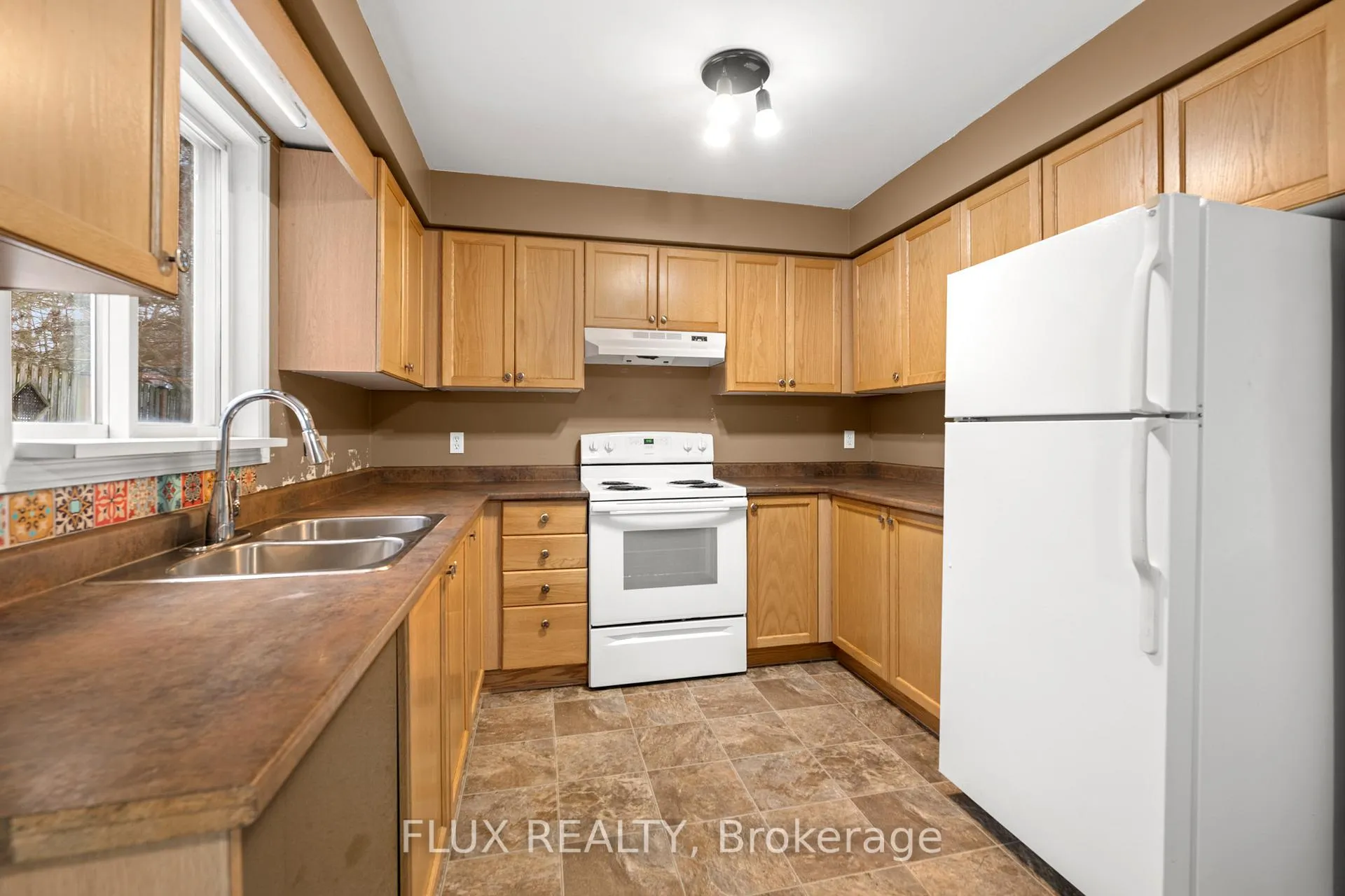 Photo 13 of 600 White Elm Boulevard, Waterloo, Clair Hills — HOMEH