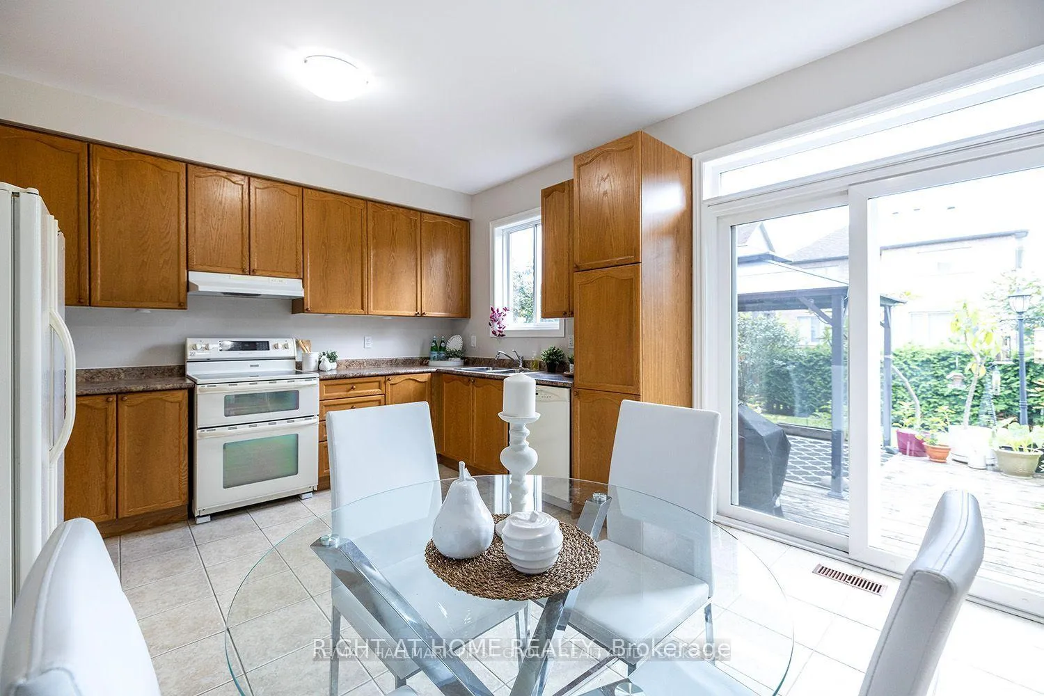 Photo 4 of 64 Chimney Hill Way, Scugog, Port Perry — HOMEH