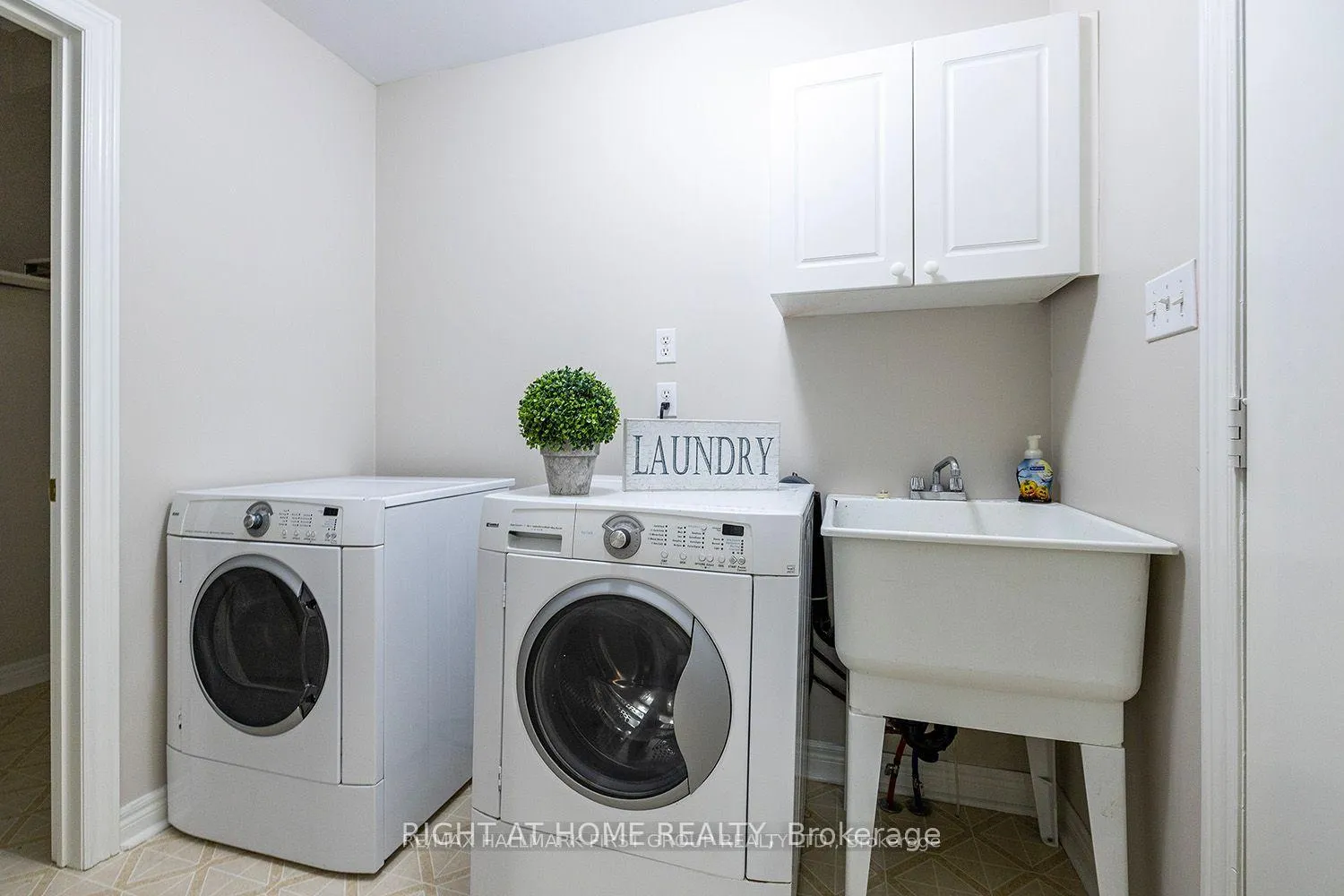Photo 12 of 64 Chimney Hill Way, Scugog, Port Perry — HOMEH
