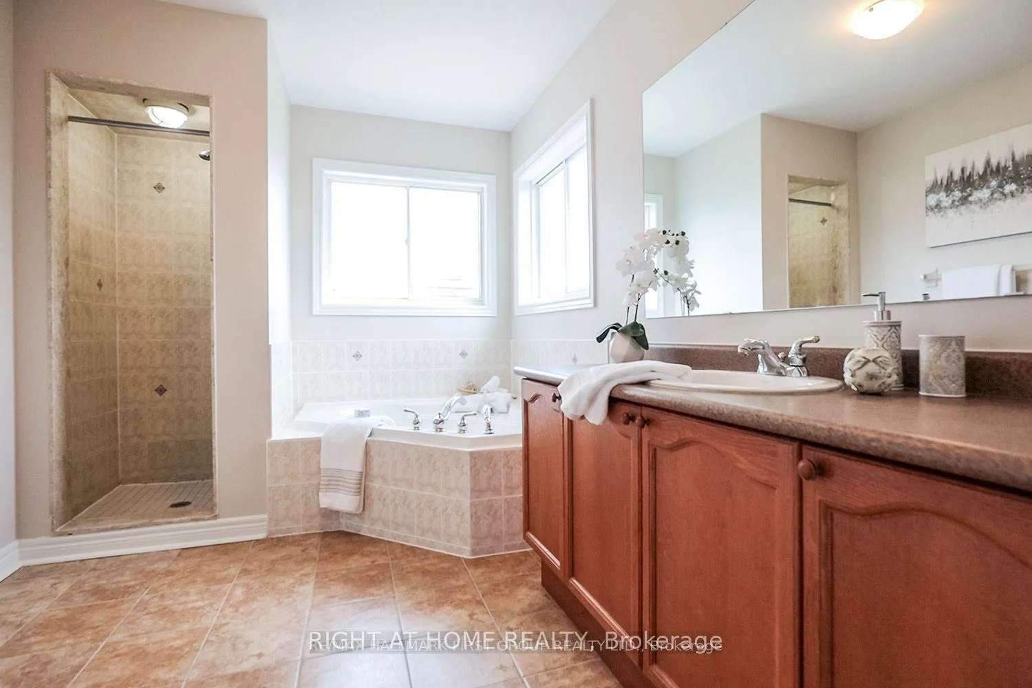 Photo 14 of 64 Chimney Hill Way, Scugog, Port Perry — HOMEH