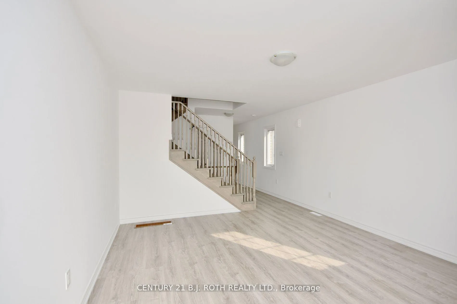 Photo 7 of 51 Pumpkin Corner Crescent, Barrie, Innis-Shore — HOMEH