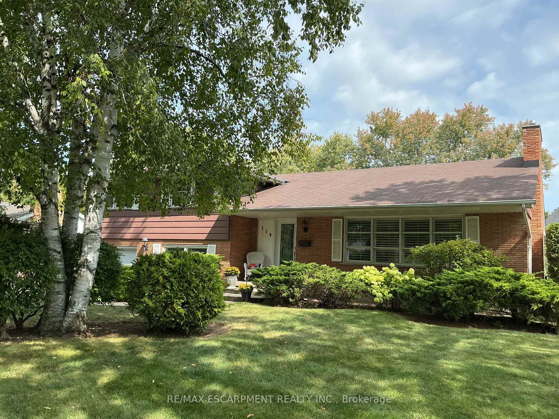 Photo 1 of 219 Strathcona Drive, Burlington, Shoreacres — HOMEH