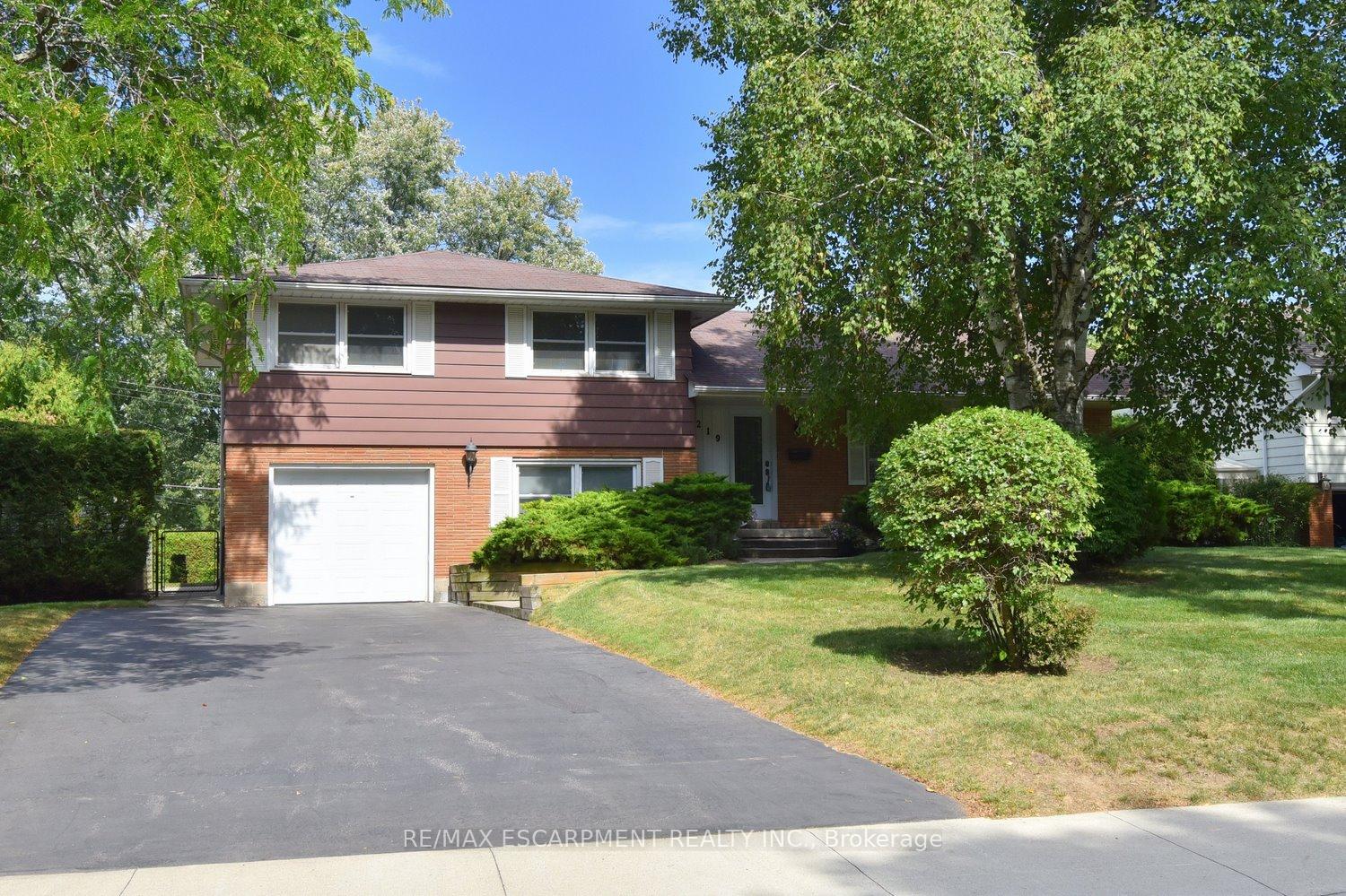 Photo 2 of 219 Strathcona Drive, Burlington, Shoreacres — HOMEH