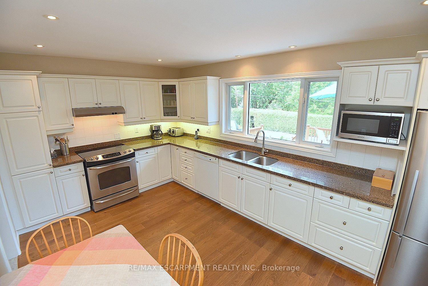 Photo 11 of 219 Strathcona Drive, Burlington, Shoreacres — HOMEH
