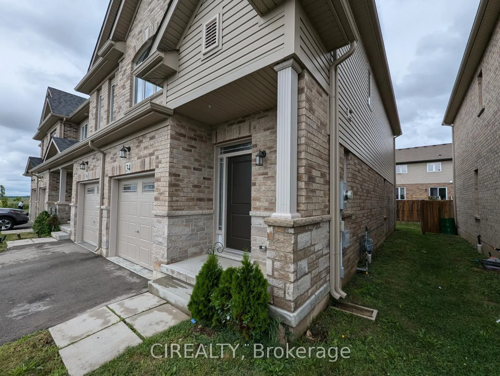 Photo 2 of 34 Kingsborough Drive, Hamilton, Waterdown — HOMEH