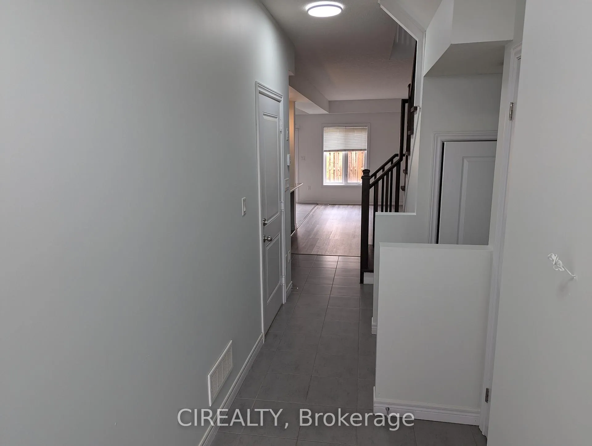 Photo 3 of 34 Kingsborough Drive, Hamilton, Waterdown — HOMEH
