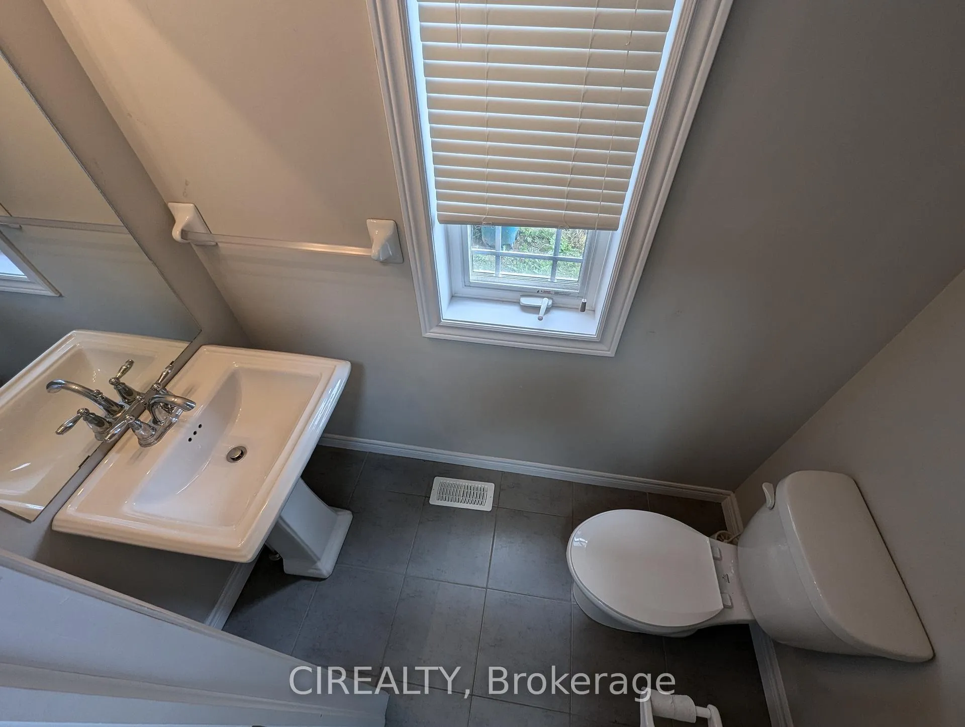 Photo 4 of 34 Kingsborough Drive, Hamilton, Waterdown — HOMEH