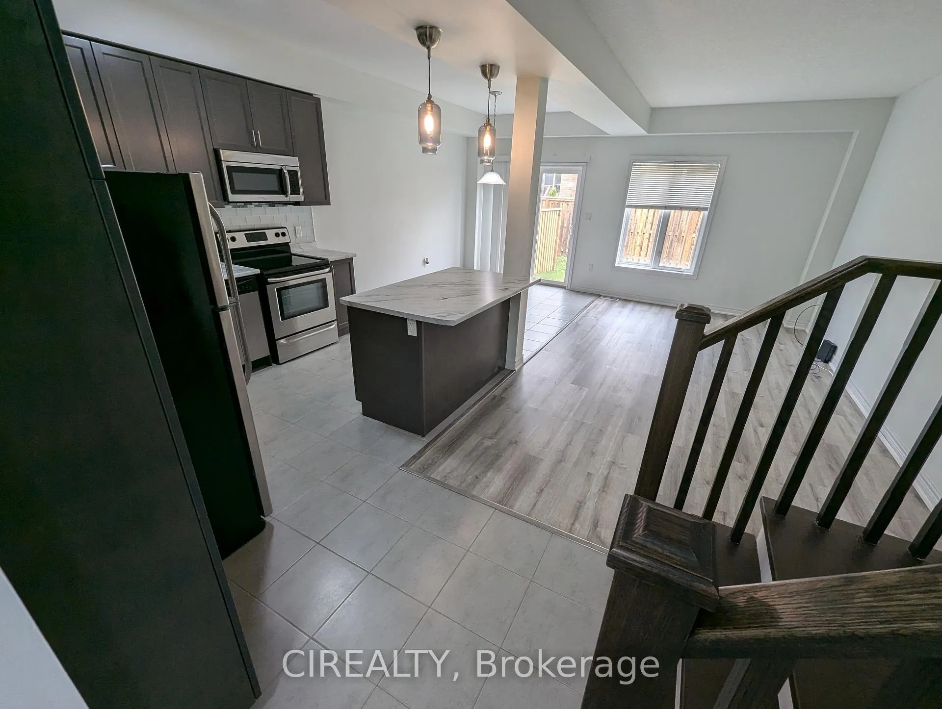 Photo 5 of 34 Kingsborough Drive, Hamilton, Waterdown — HOMEH
