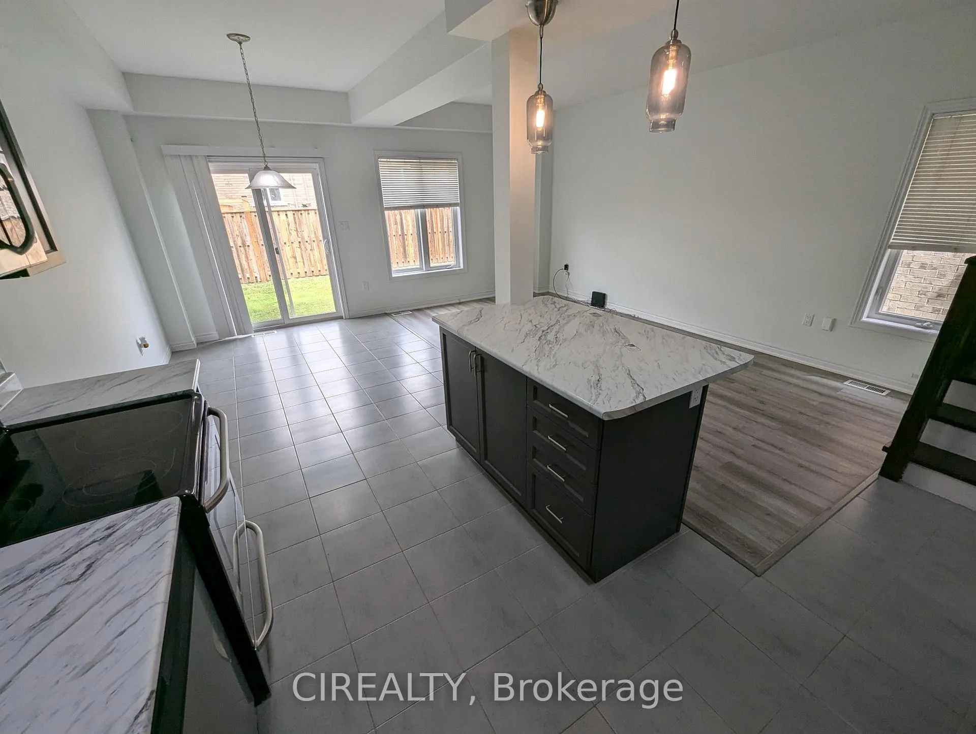 Photo 6 of 34 Kingsborough Drive, Hamilton, Waterdown — HOMEH