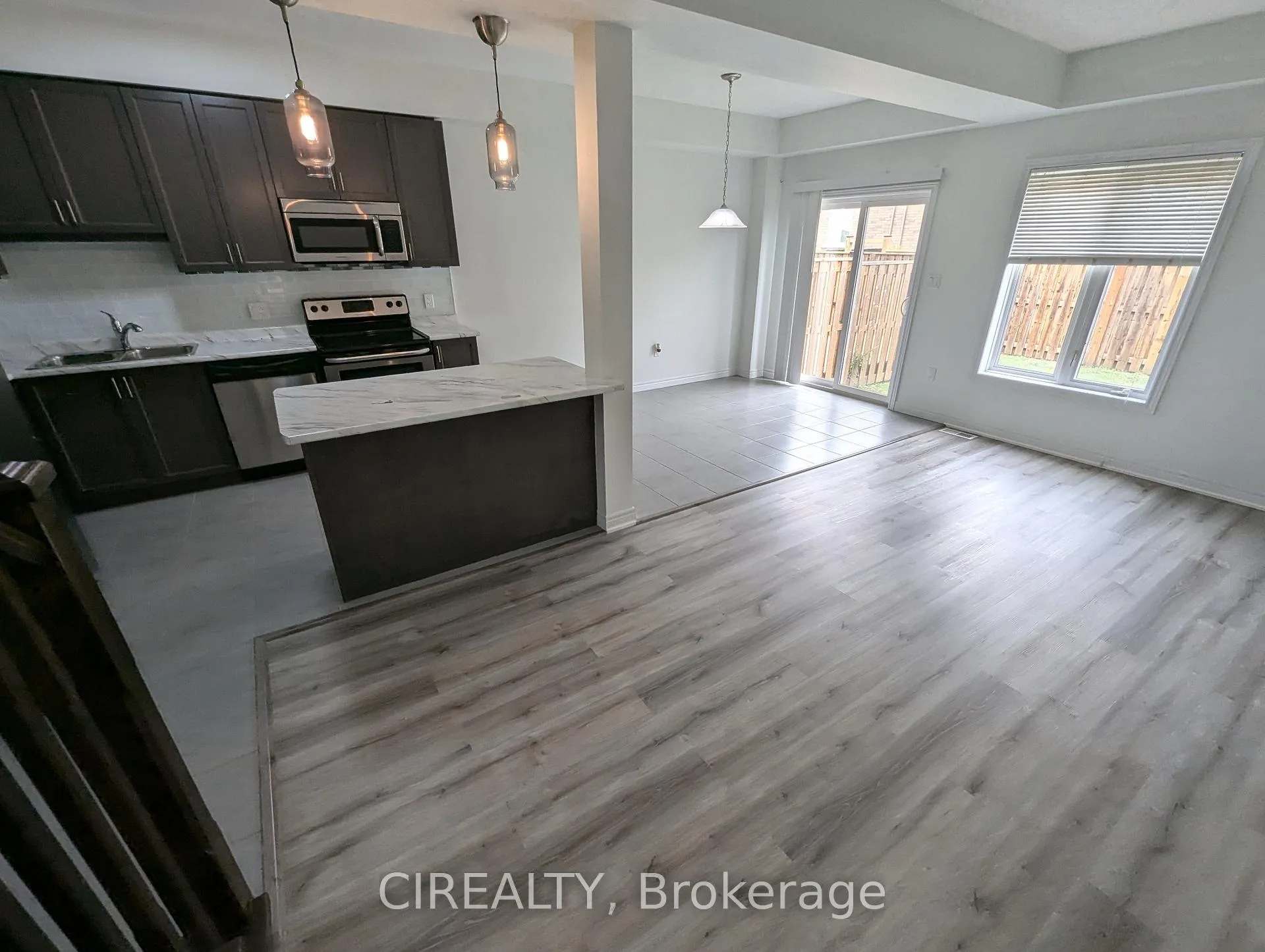 Photo 8 of 34 Kingsborough Drive, Hamilton, Waterdown — HOMEH
