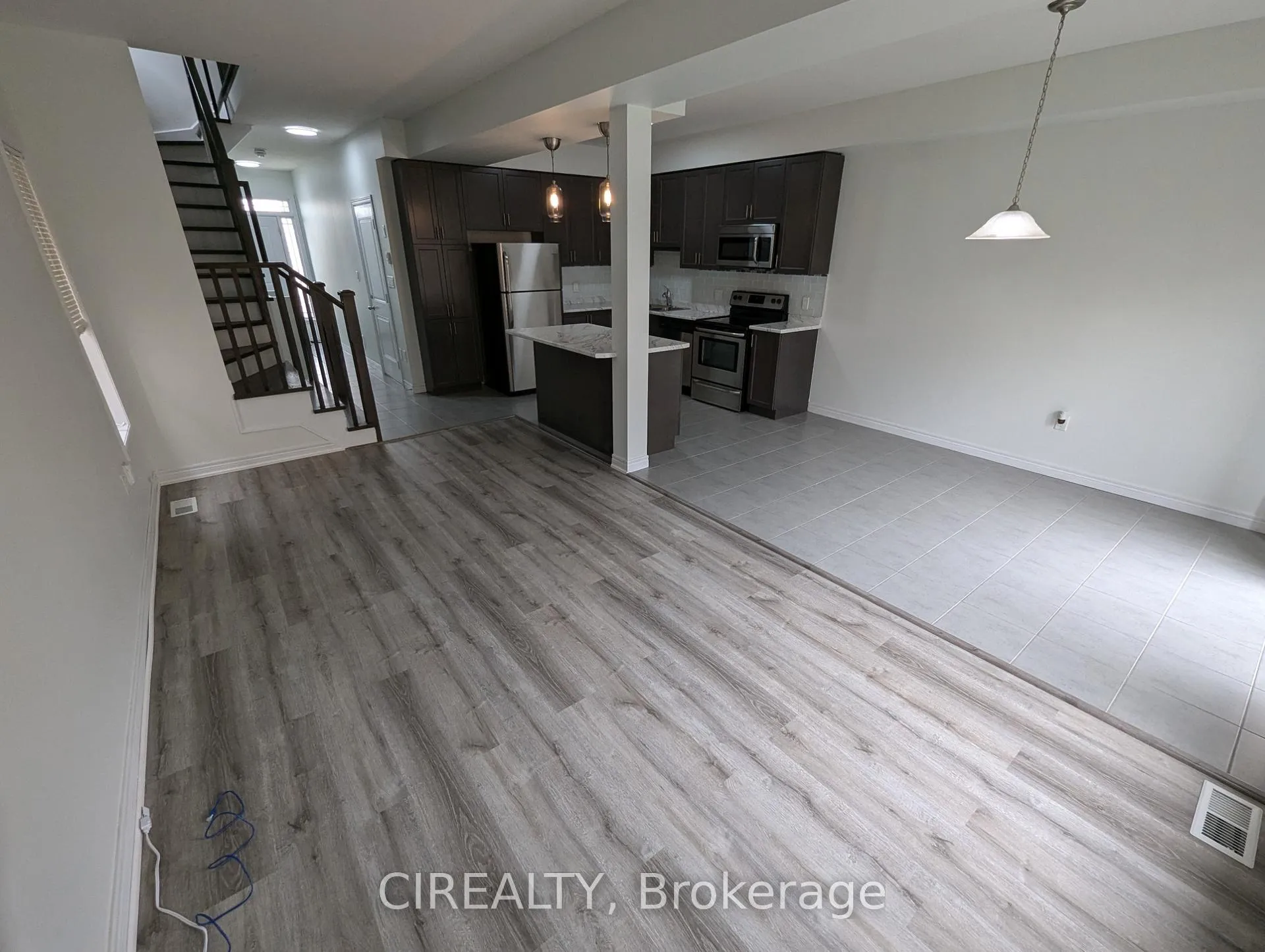 Photo 9 of 34 Kingsborough Drive, Hamilton, Waterdown — HOMEH