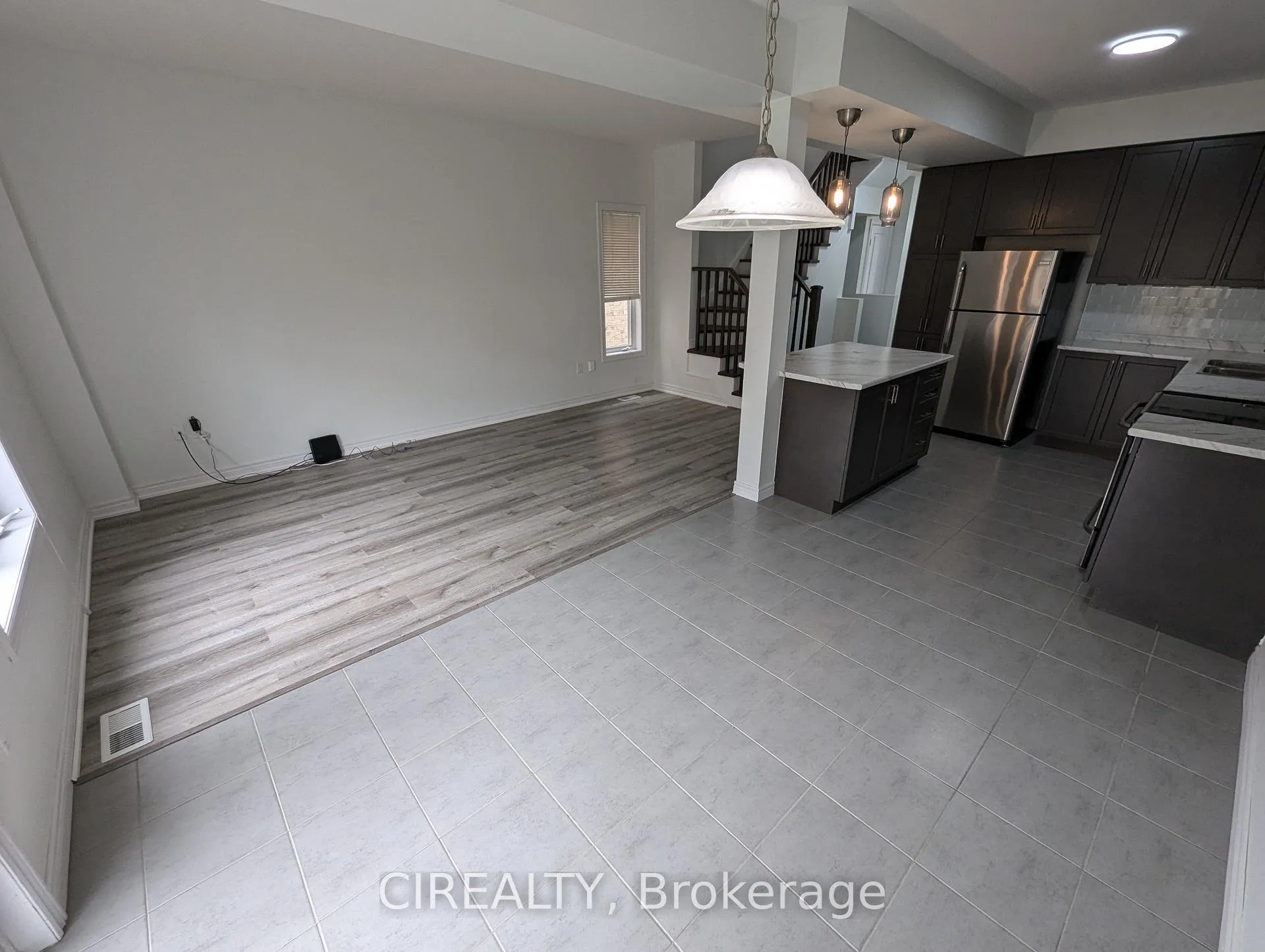 Photo 10 of 34 Kingsborough Drive, Hamilton, Waterdown — HOMEH