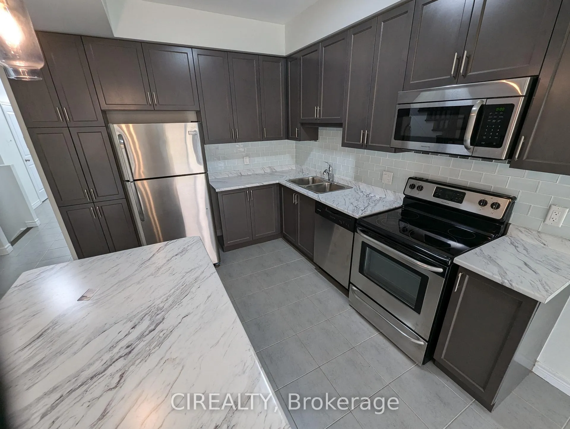 Photo 11 of 34 Kingsborough Drive, Hamilton, Waterdown — HOMEH