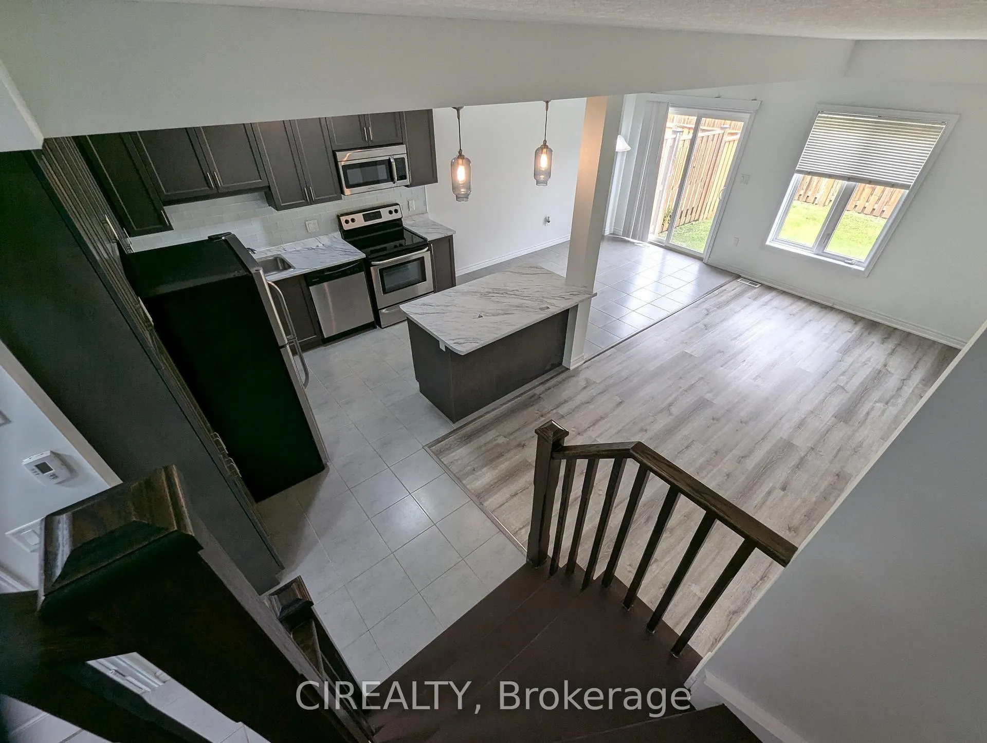 Photo 12 of 34 Kingsborough Drive, Hamilton, Waterdown — HOMEH
