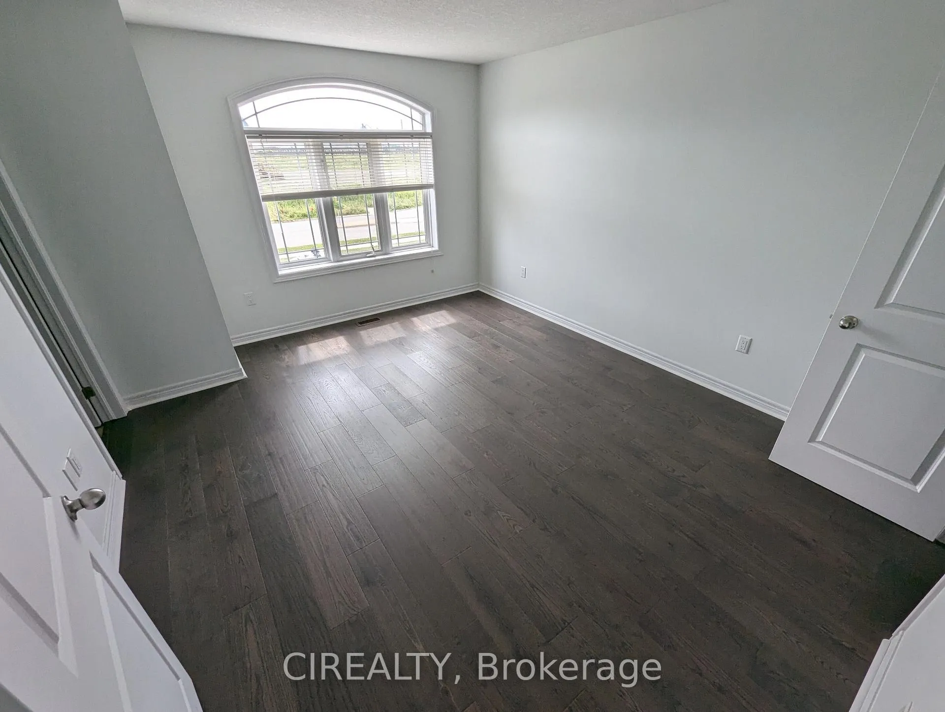 Photo 14 of 34 Kingsborough Drive, Hamilton, Waterdown — HOMEH