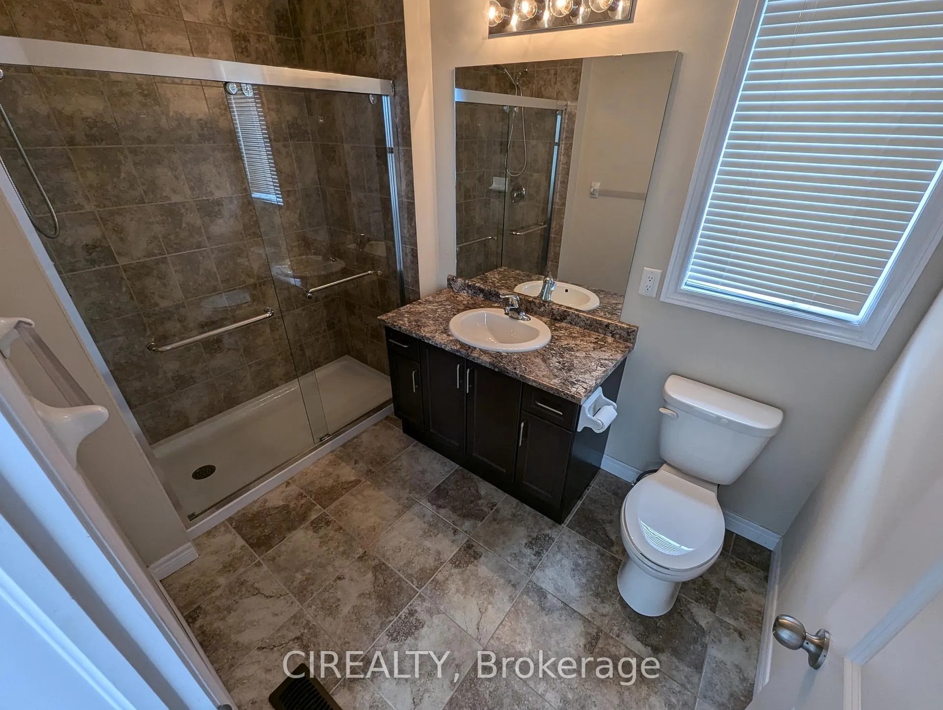 Photo 15 of 34 Kingsborough Drive, Hamilton, Waterdown — HOMEH