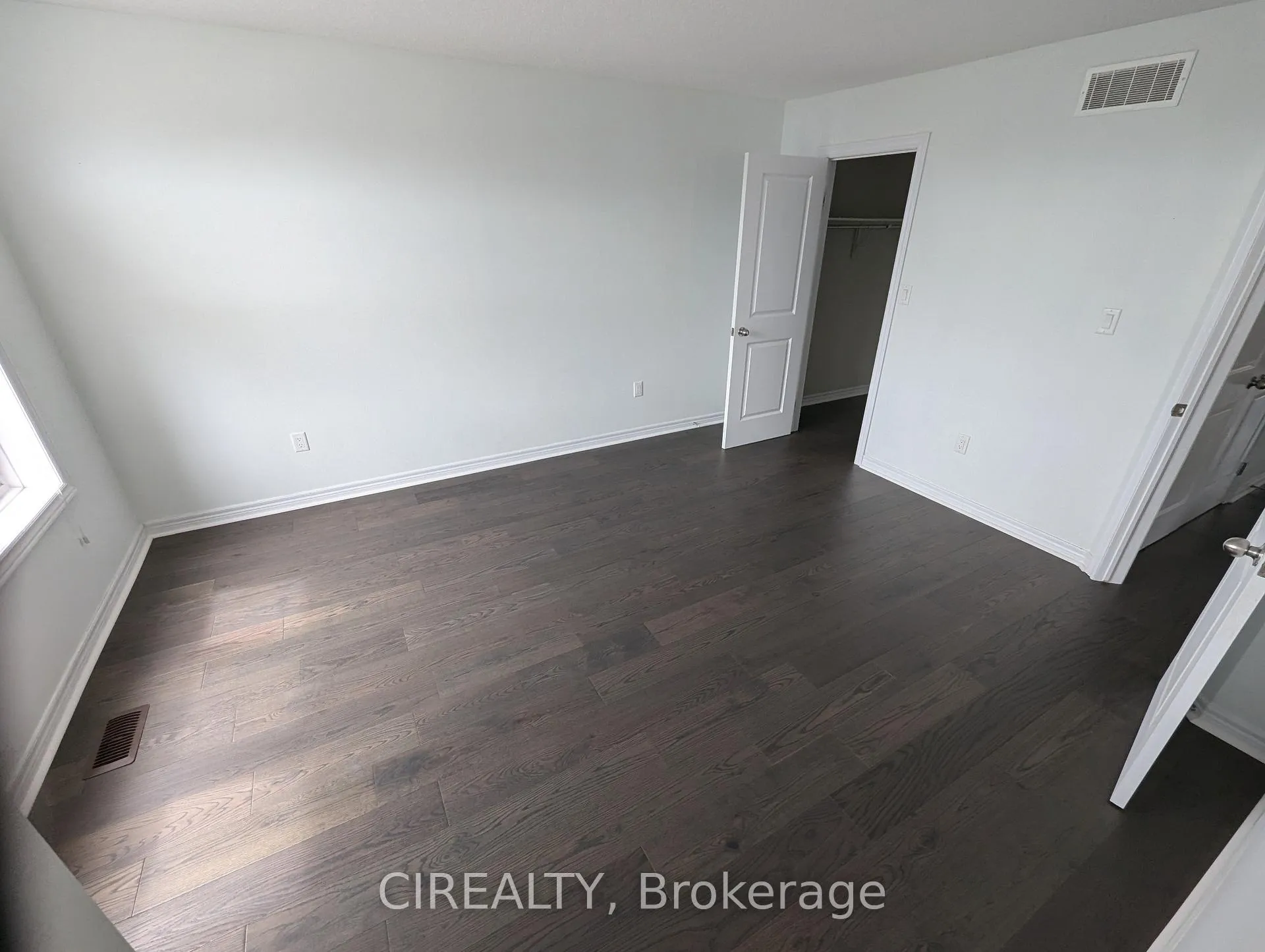 Photo 16 of 34 Kingsborough Drive, Hamilton, Waterdown — HOMEH