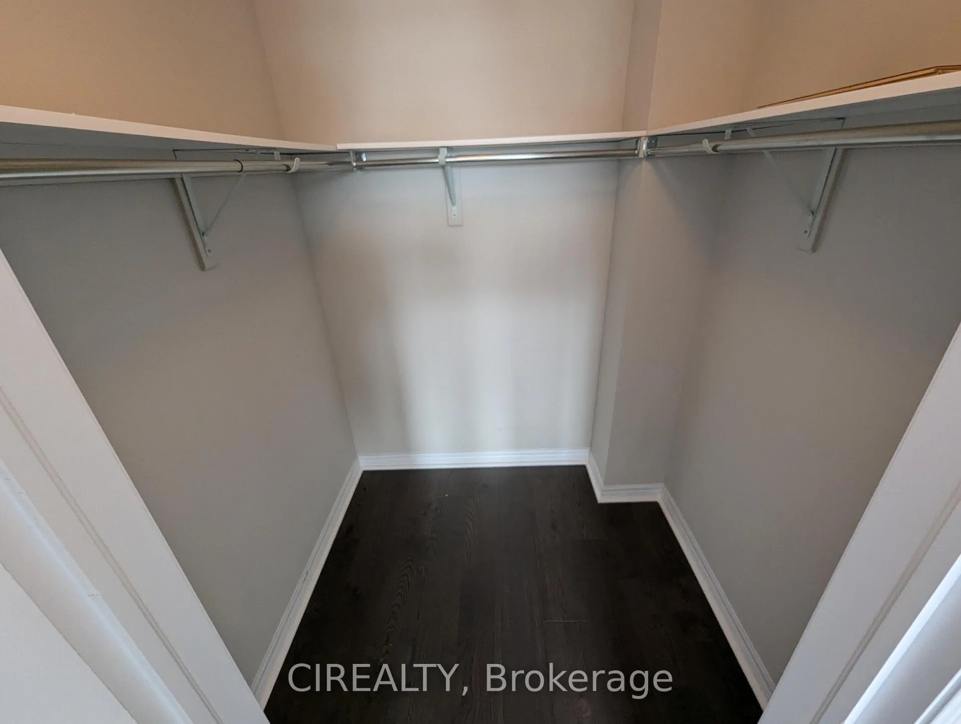 Photo 17 of 34 Kingsborough Drive, Hamilton, Waterdown — HOMEH
