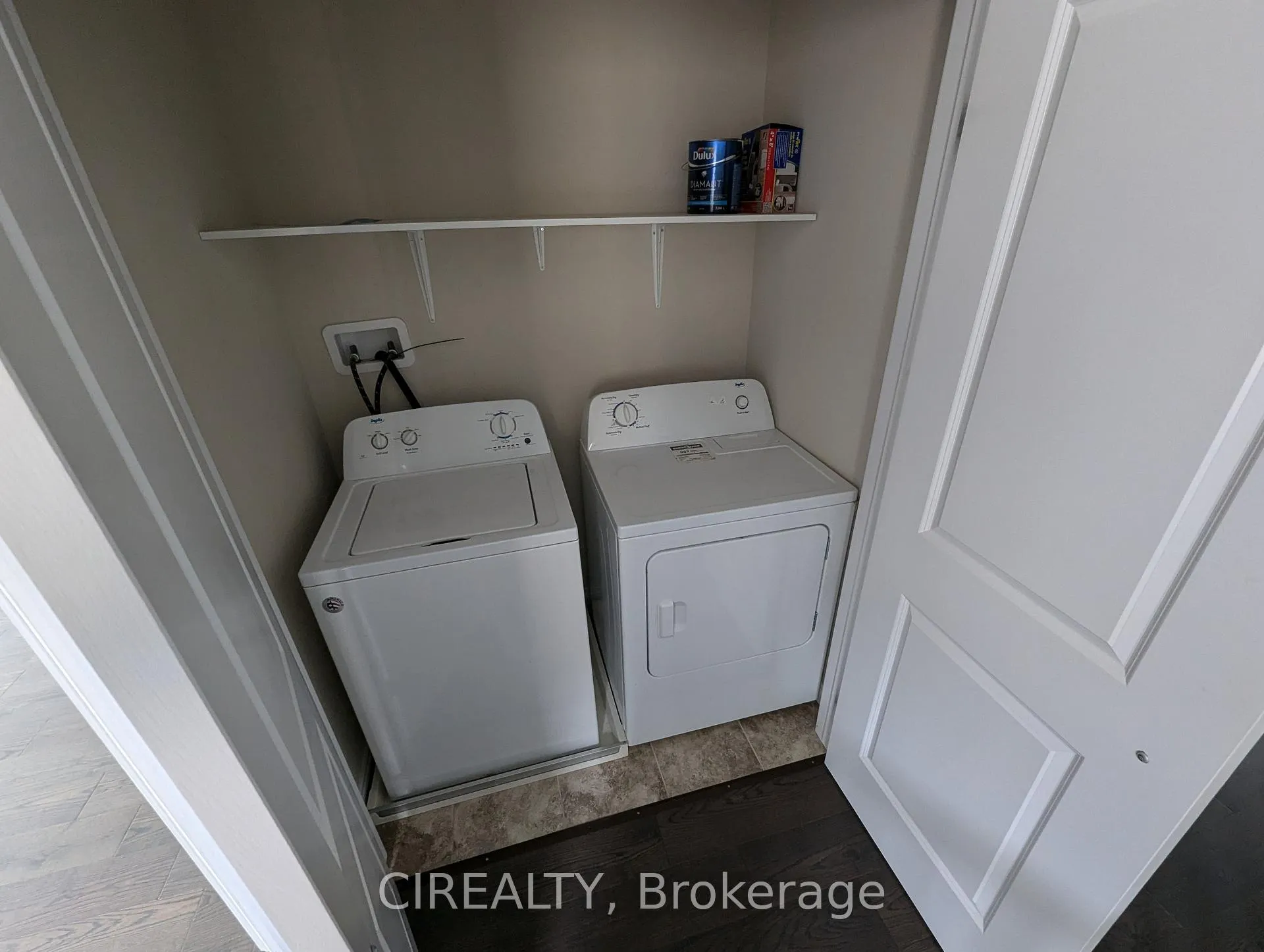 Photo 18 of 34 Kingsborough Drive, Hamilton, Waterdown — HOMEH
